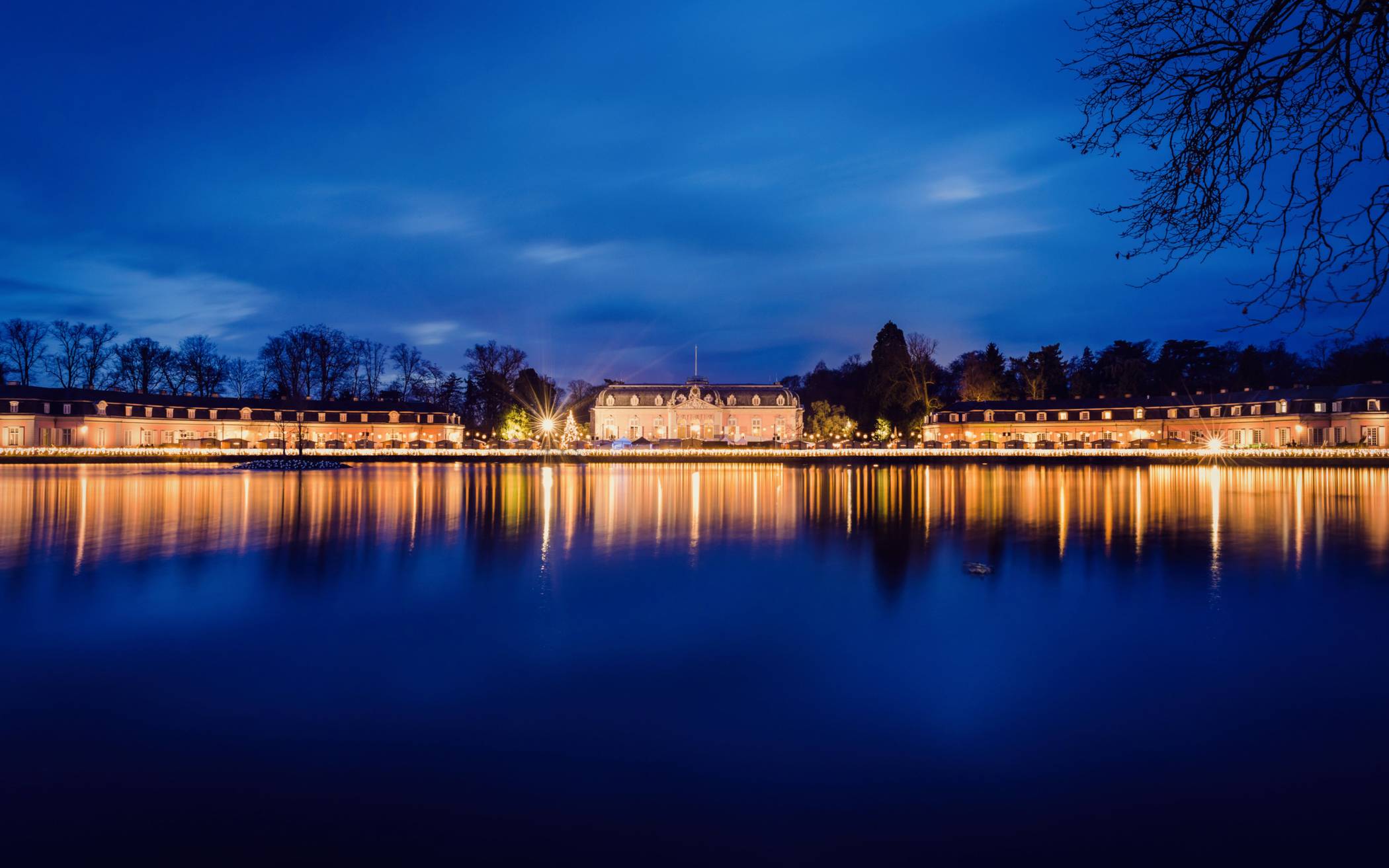  Leuchtender Weihnachtsmarkt am Benrather Schloss - „Wir haben uns für Licht , das dem Lichtwert von Kerzen entspricht, entschieden.“ 