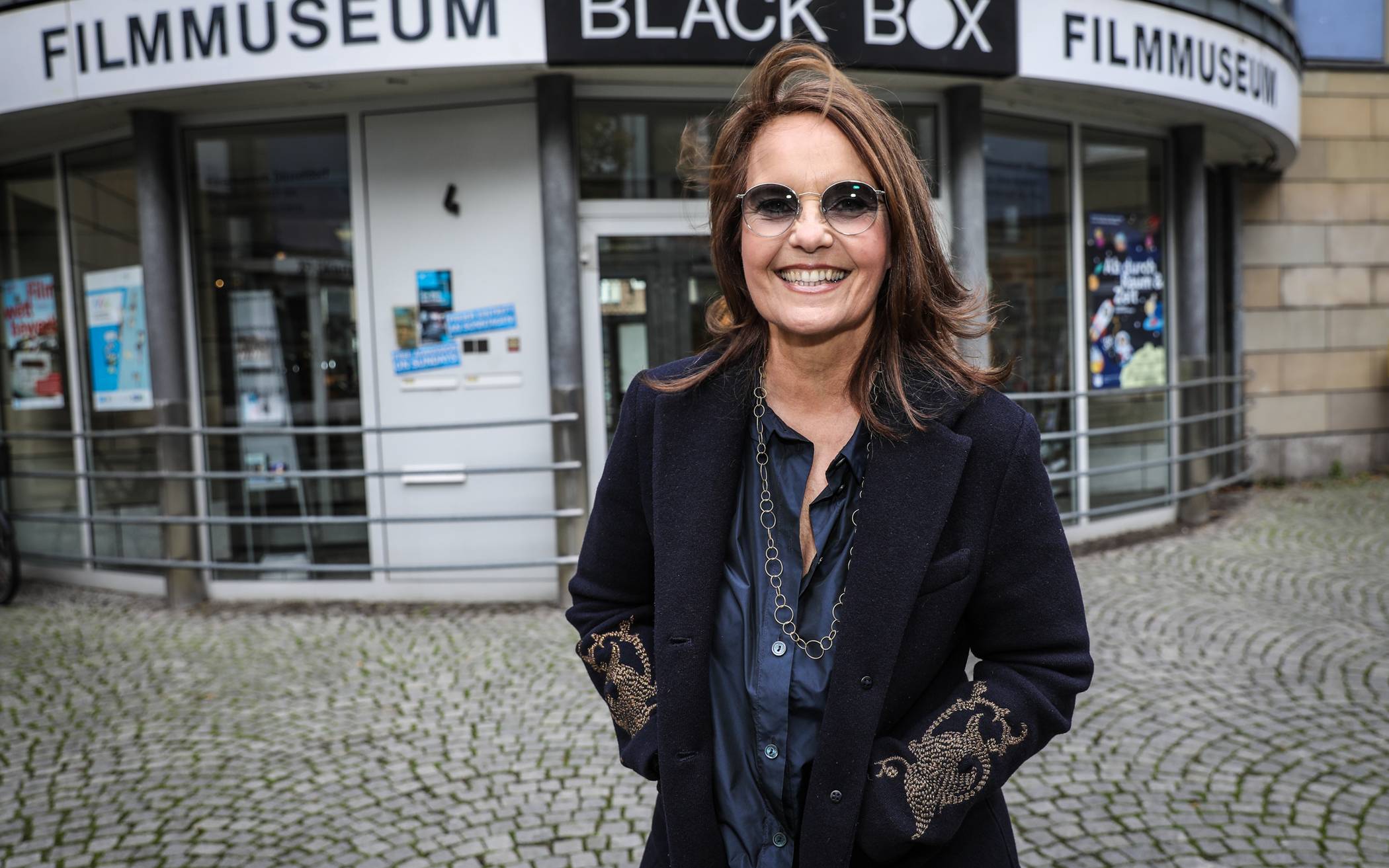 Caroline Link vor dem Düsseldorfer Filmmuseum