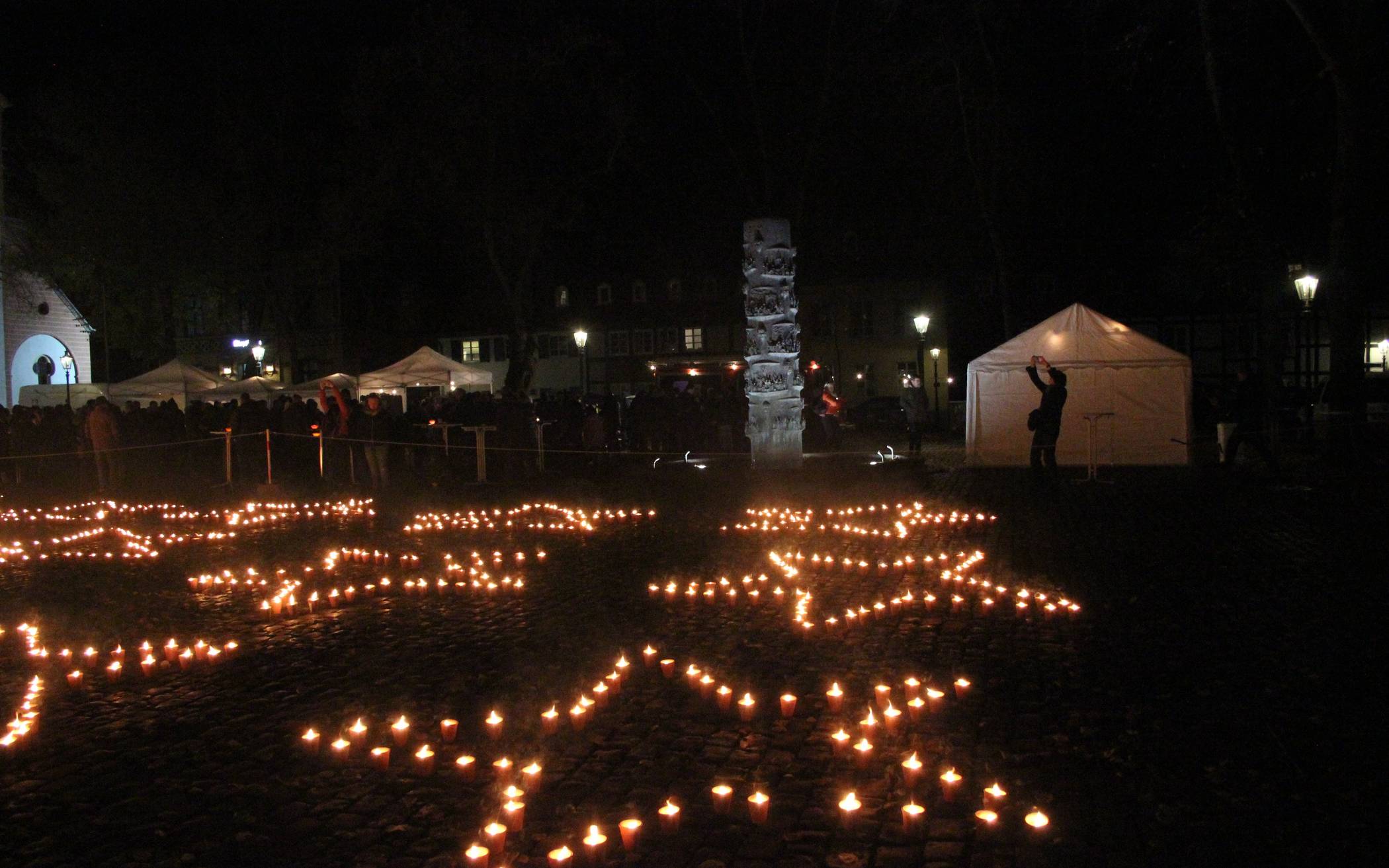  Wer ein Handy hatte, machte Fotos vom Lichtermeer auf dem Gerricusplatz. 