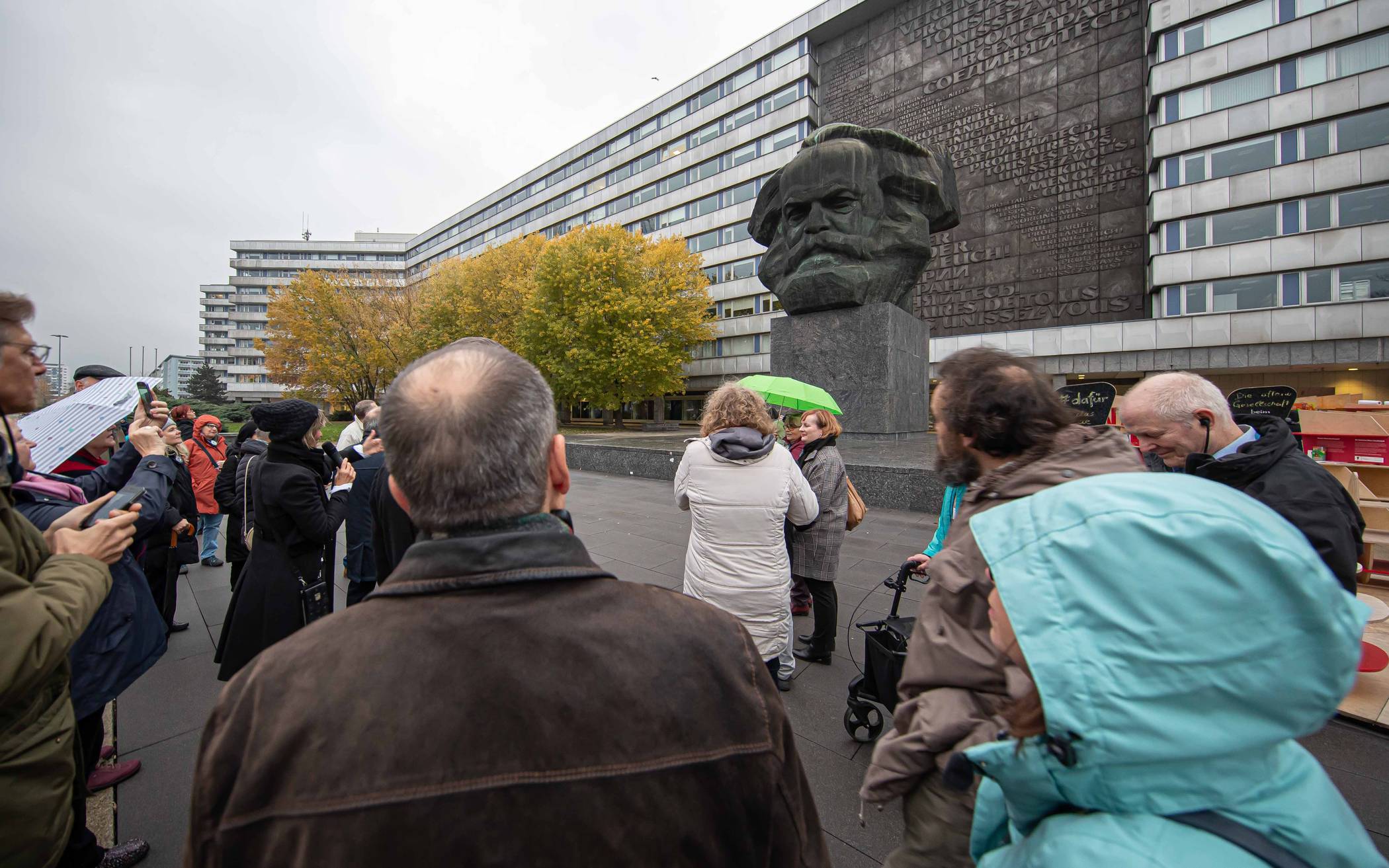 Düsseldorfer am „Nischel“, dem Karl Marx-Denkmal