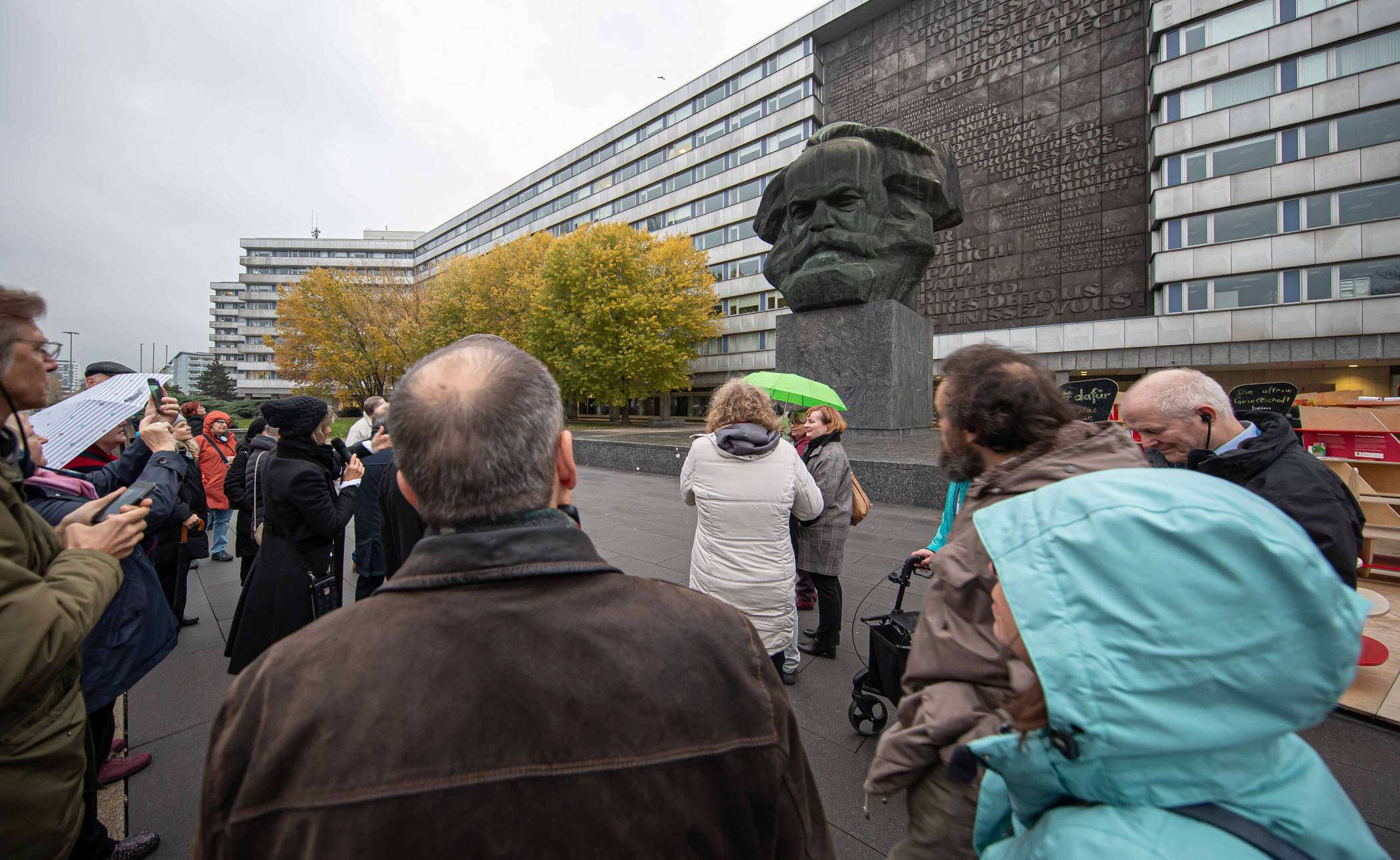  Düsseldorfer am „Nischel“, dem Karl Marx-Denkmal in Chemnitz. 