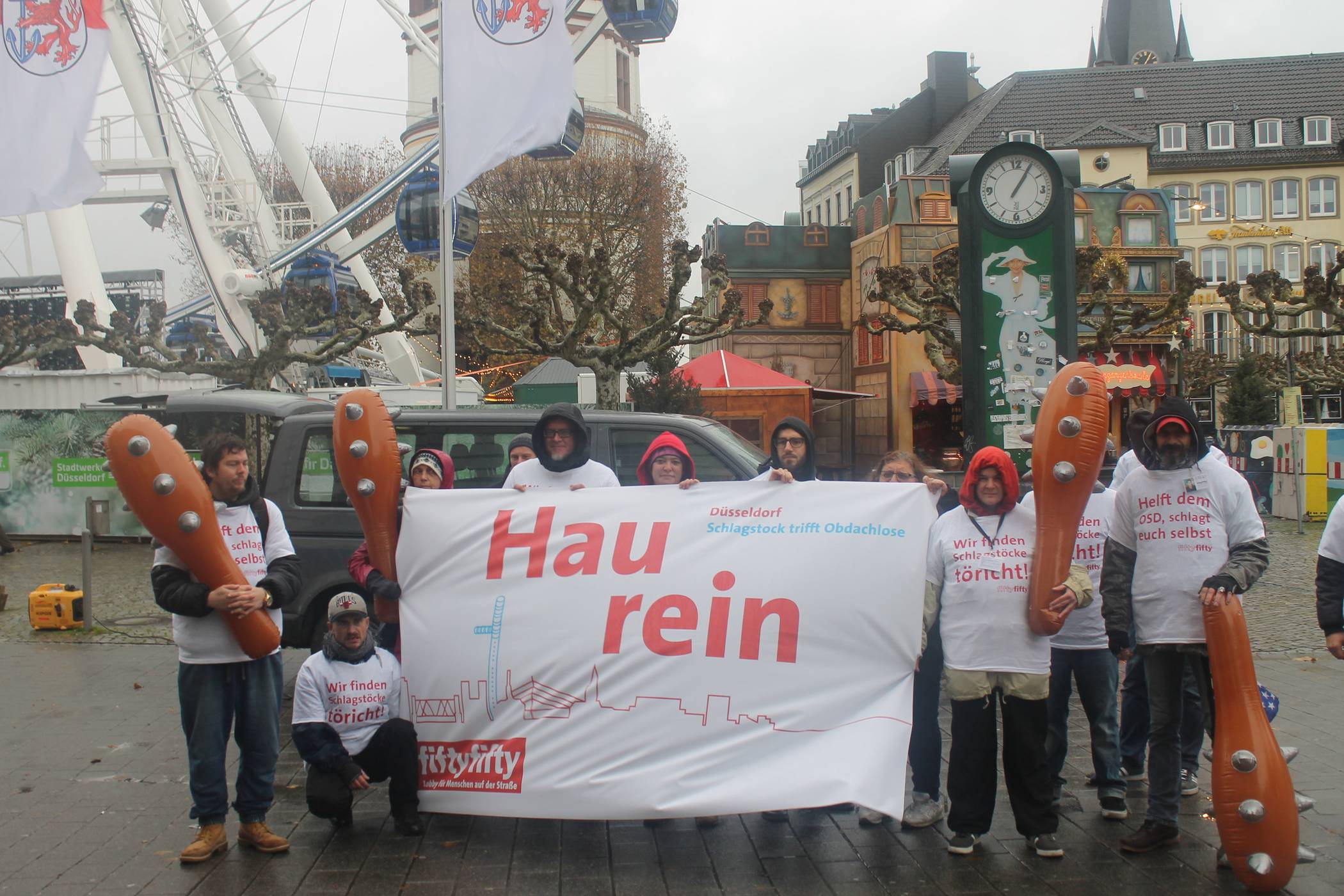  „Bewaffneter“ Protest - am Burgplatz demonstrierten am Donnerstag Menschen bildgewaltig gegen die geplante Ausstattung des städtischen OSD mit Teleskop-Schlagstöcken. 