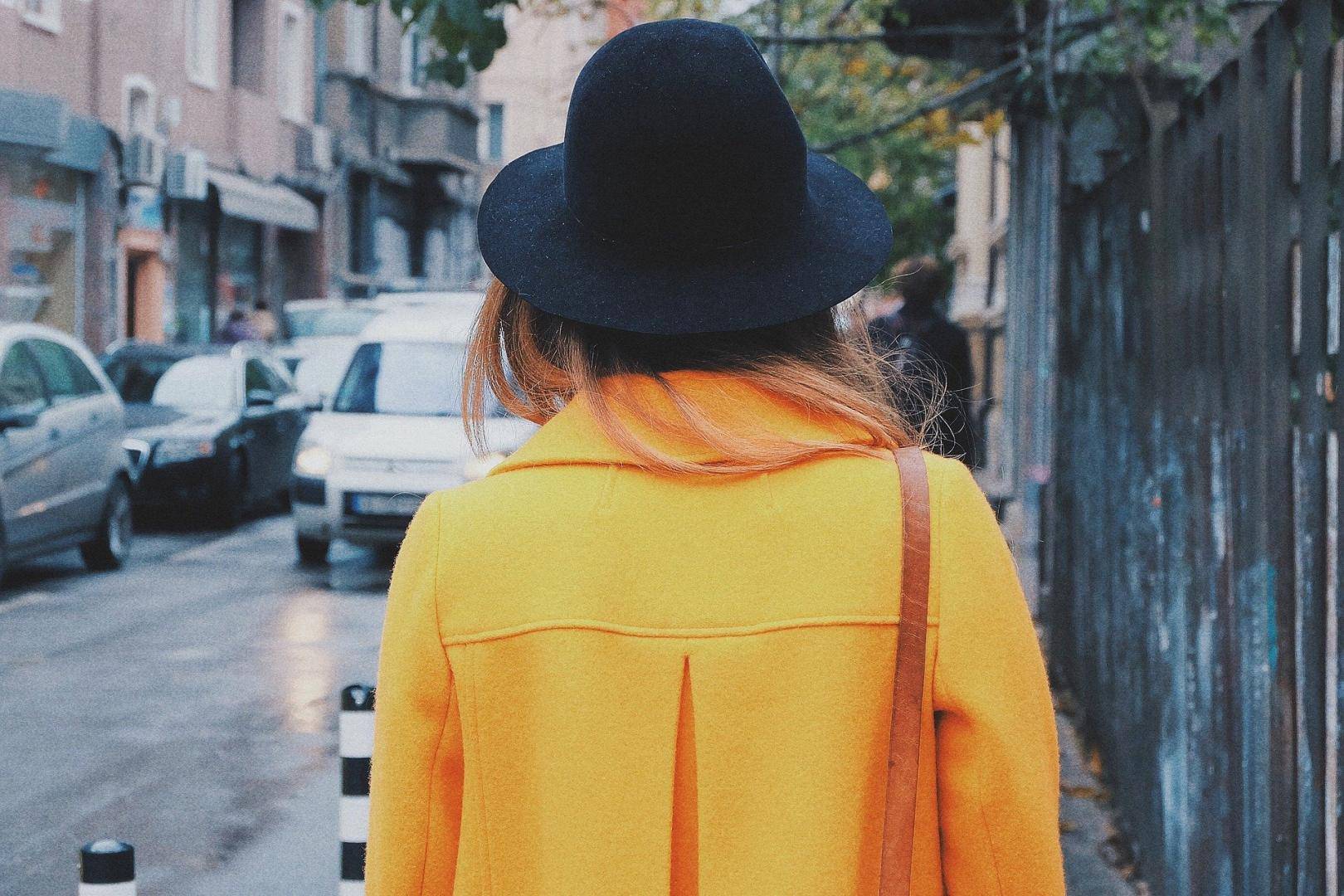  Lange Mäntel in knalligen Farben sind im Winter ein Must-have. Neonfarben sind dabei besonders beliebt. 