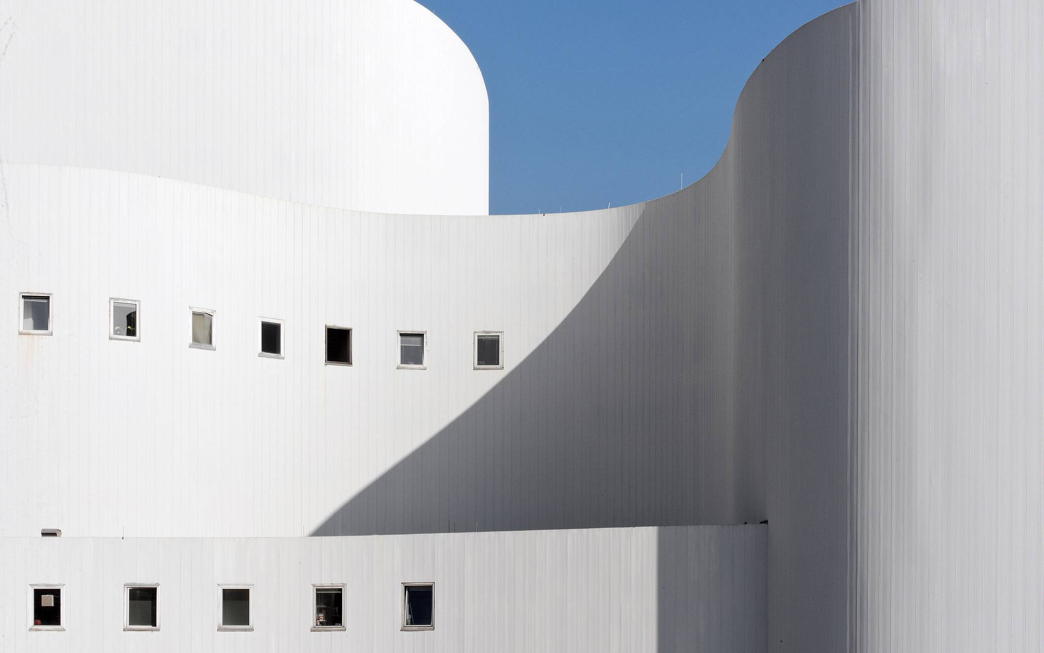  Momentan noch eingerüstet, aber in Zukunft wieder mit schneeweißer Fassade: Düsseldorfer Schauspielhaus 