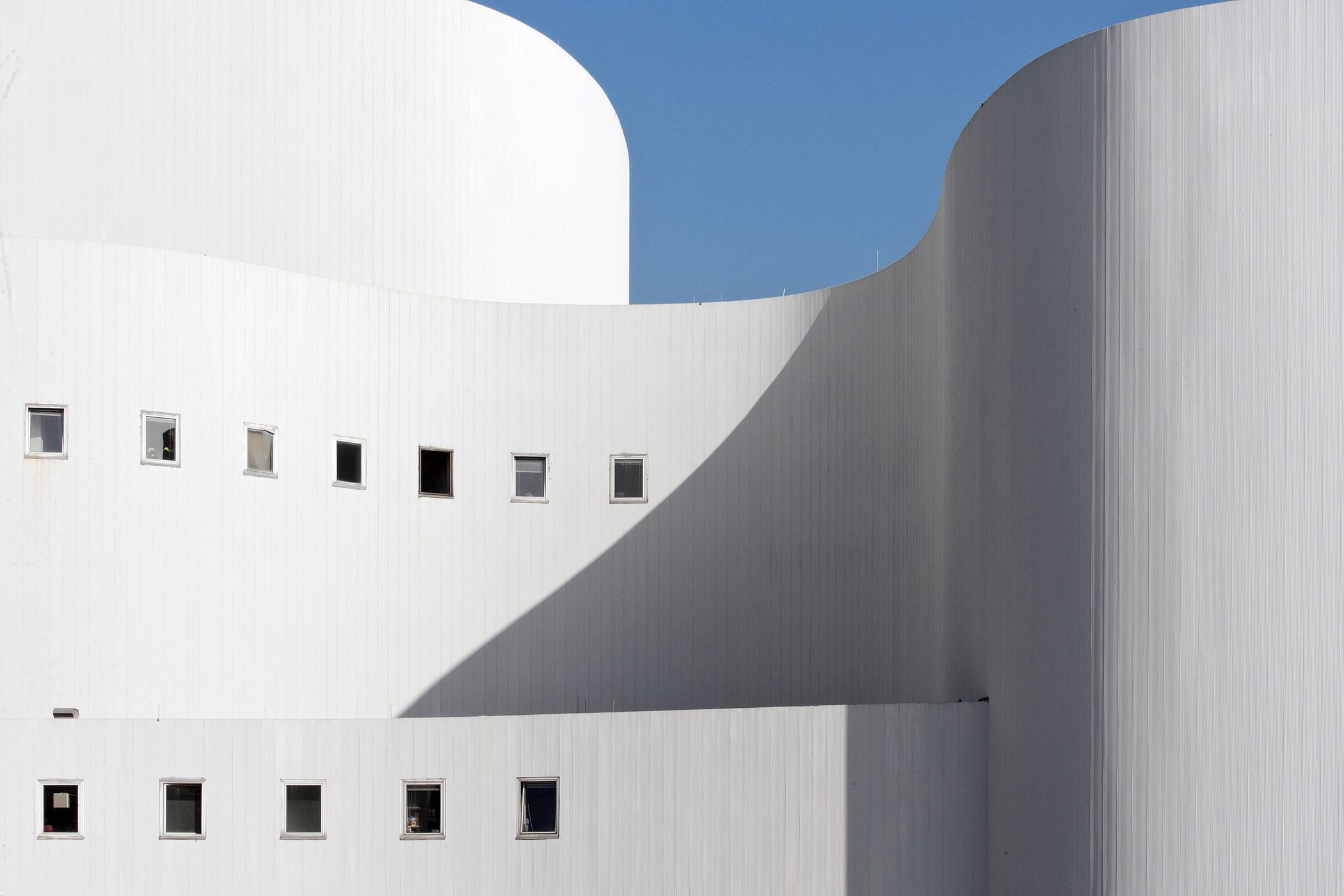  Momentan noch eingerüstet, aber in Zukunft wieder mit schneeweißer Fassade: Düsseldorfer Schauspielhaus 