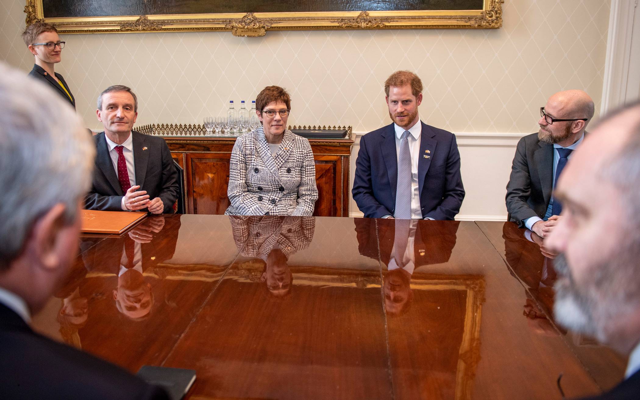  Prinz Harry, Duke of Sussex, Verteidigungsministerin Annegret Kramp-Karrenbauer und Düsseldorfs Oberbürgermeister Thomas Geisel im Buckingham Palace. 