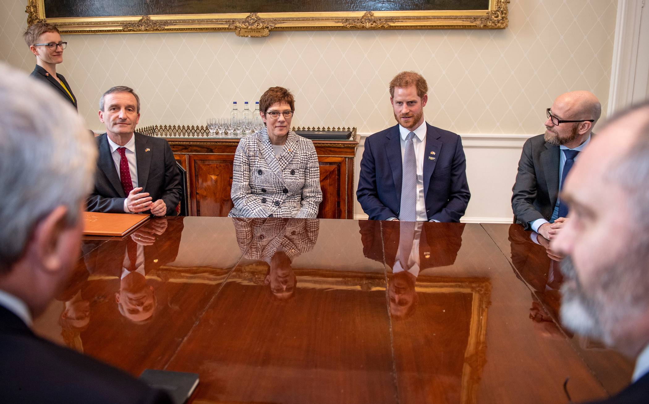  Prinz Harry, Duke of Sussex, Verteidigungsministerin Annegret Kramp-Karrenbauer und Düsseldorfs Oberbürgermeister Thomas Geisel im Buckingham Palace. 