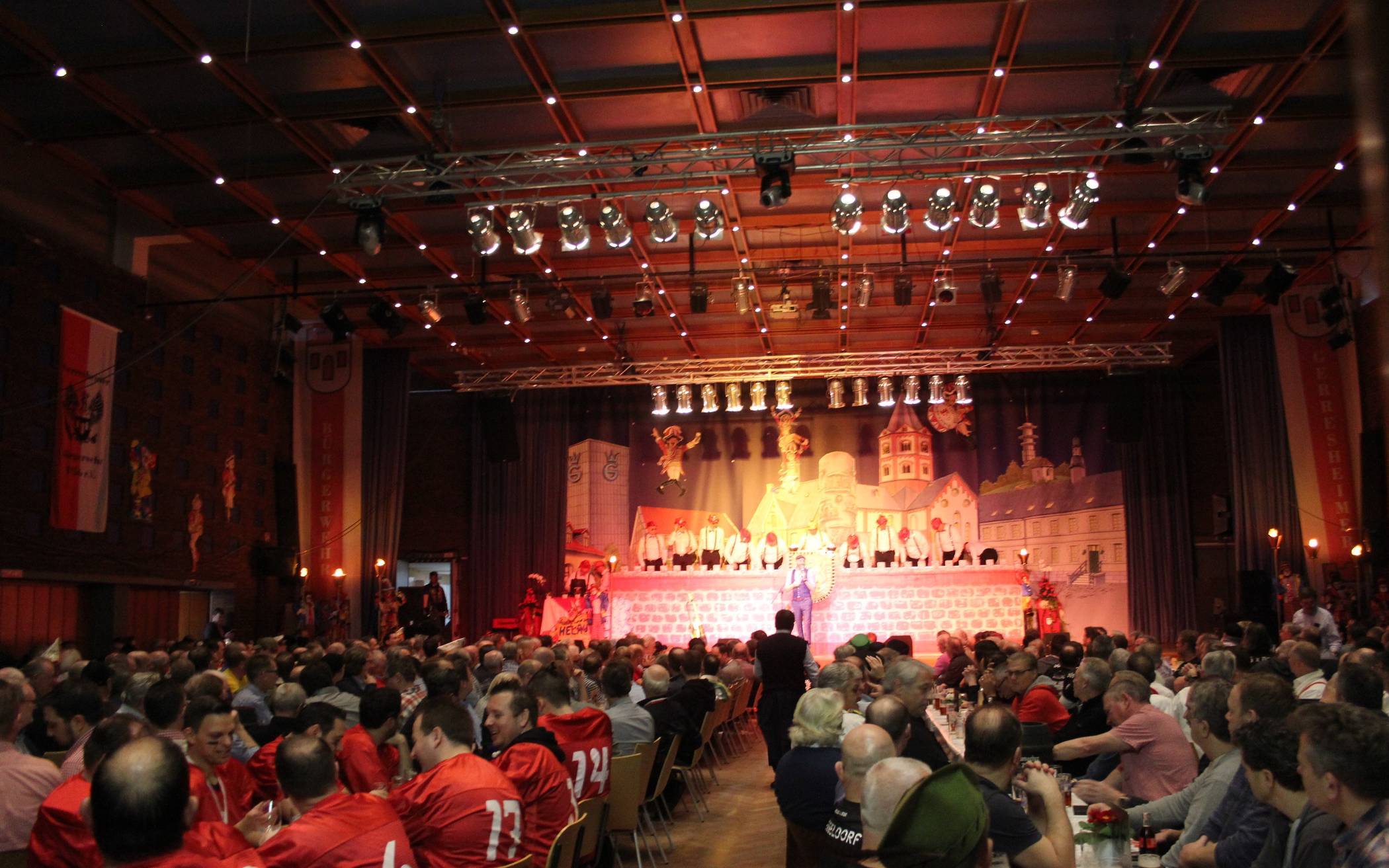  Komplett ausverkauft, extrem gut vorbereitet, Stimmung spitze: Die Herrensitzung 2020 der Gerresheimer Bürgerwehr in der Aula am Poth. 