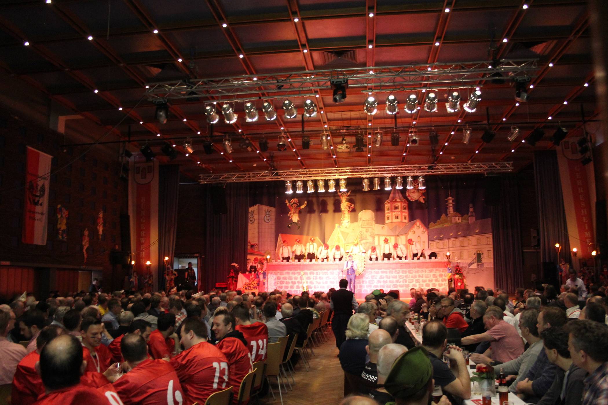  Komplett ausverkauft, extrem gut vorbereitet, Stimmung spitze: Die Herrensitzung 2020 der Gerresheimer Bürgerwehr in der Aula am Poth. 