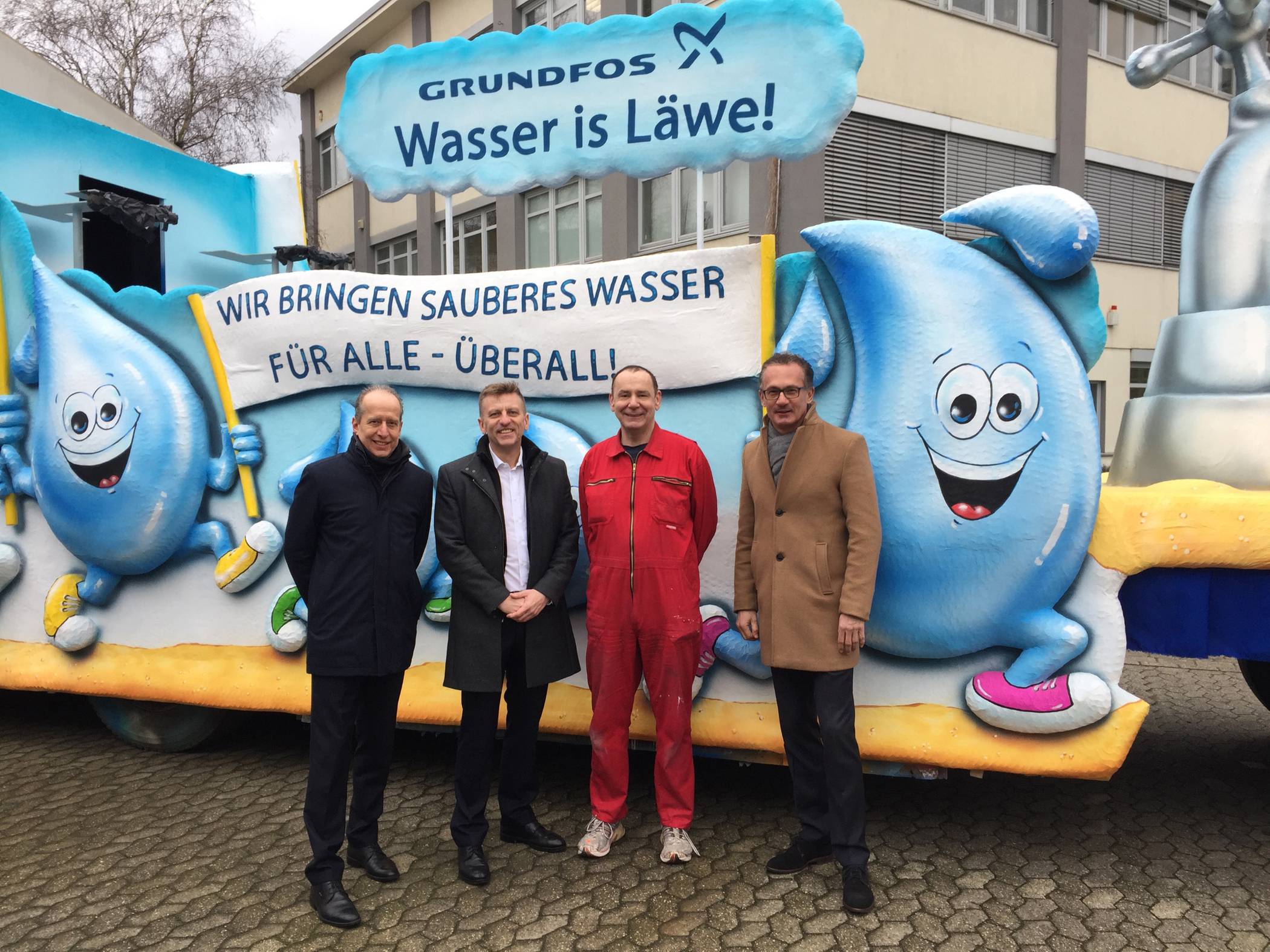  Wagenvorstellung: Jacques Tilly, Bildhauer und Karnevalswagenbau-Künstler (2. v. r.), mit Grundfos-Geschäftsführer Martin Palsa, Stefan Klinger, Vertriebsdirektor Wasserwirtschaft und Finanzdirektor Frank Bachmann (v. r.). 