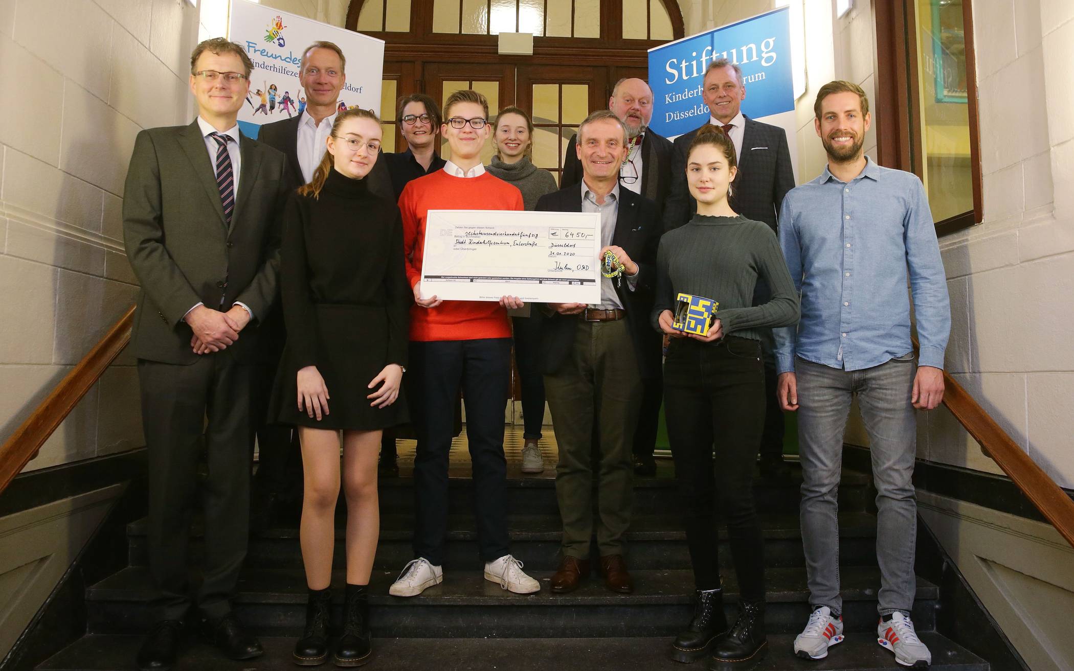  Übergabe der Spende des Görres-Gymnasiums für das Kinderhilfezentrum Düsseldorf. 