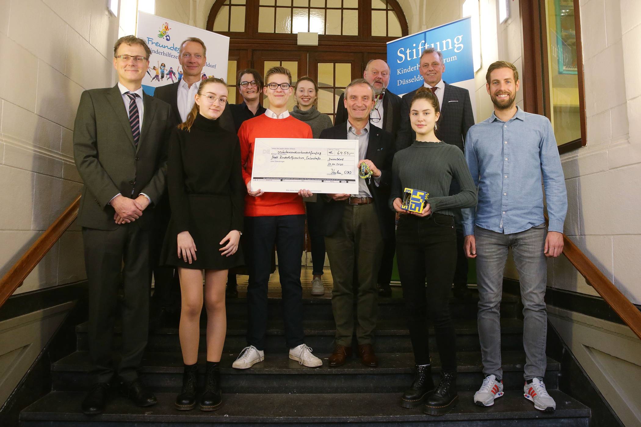  Übergabe der Spende des Görres-Gymnasiums für das Kinderhilfezentrum Düsseldorf. 