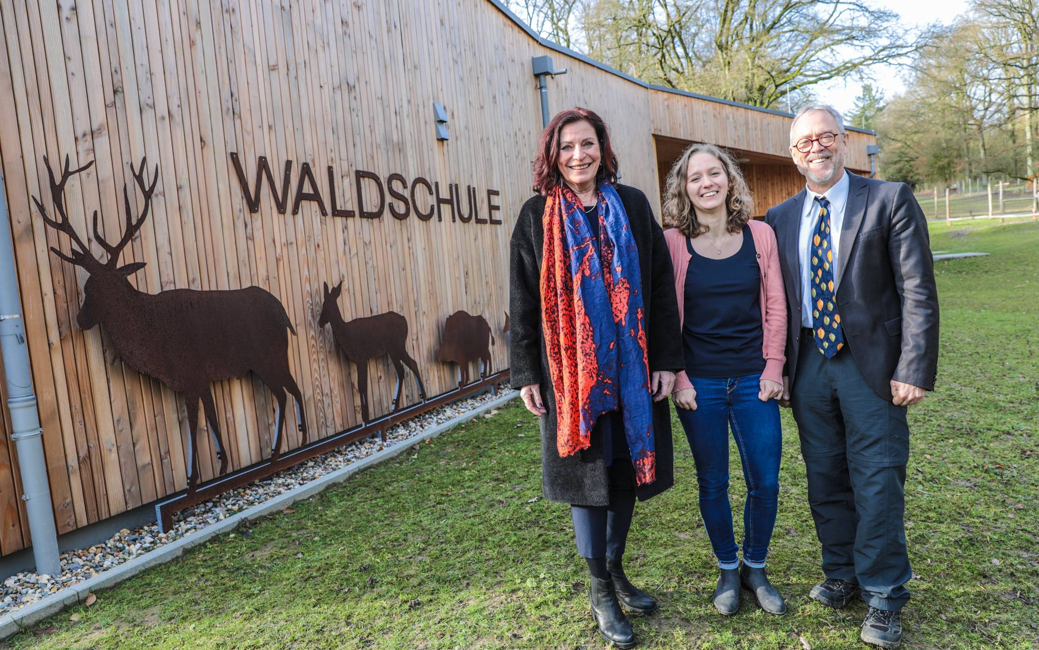  Umweltdezernentin Helga Stulgies, Waldschulleiterin Lea Thomas und Paul Schmitz, Abteilungsleiter Forst (v.l.), haben das Programm der Waldschule vorgestellt.  