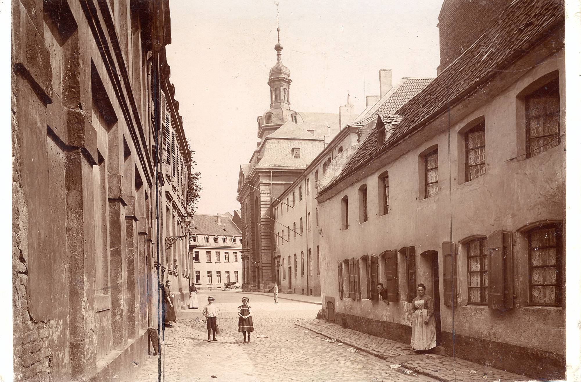 Die Schulstraße um 1900.