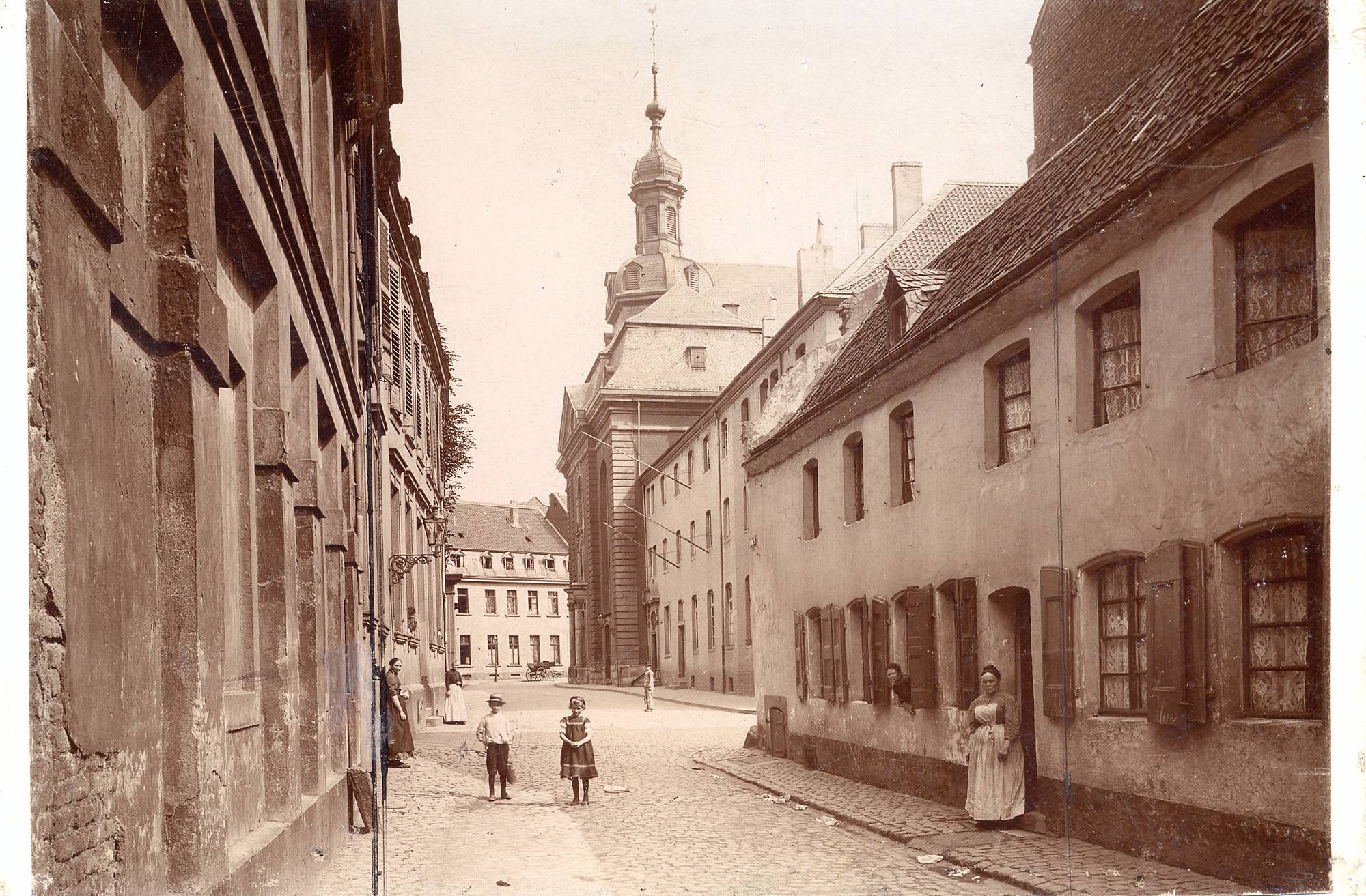  Die Schulstraße um 1900. 