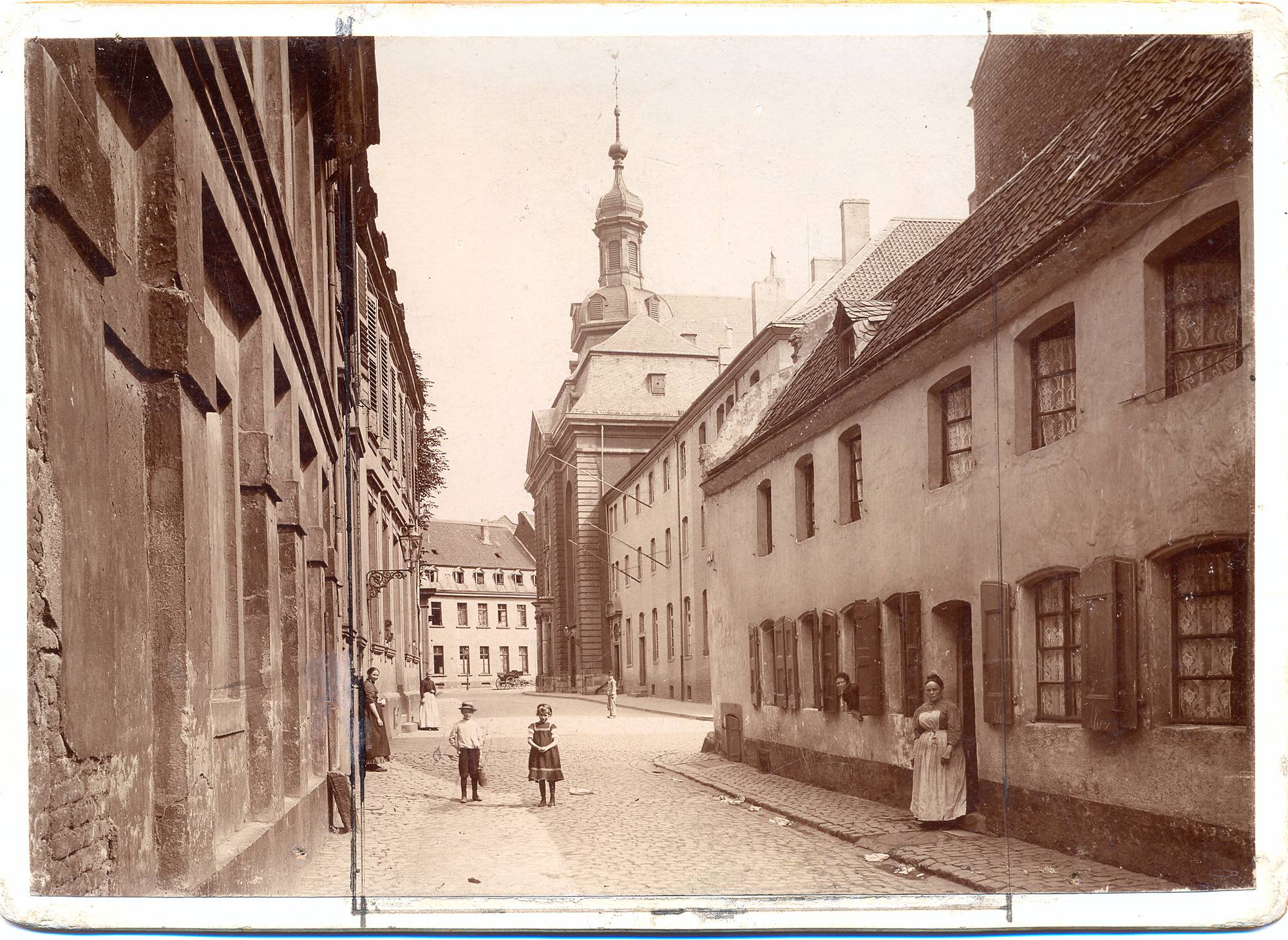  Die Schulstraße um 1900. 