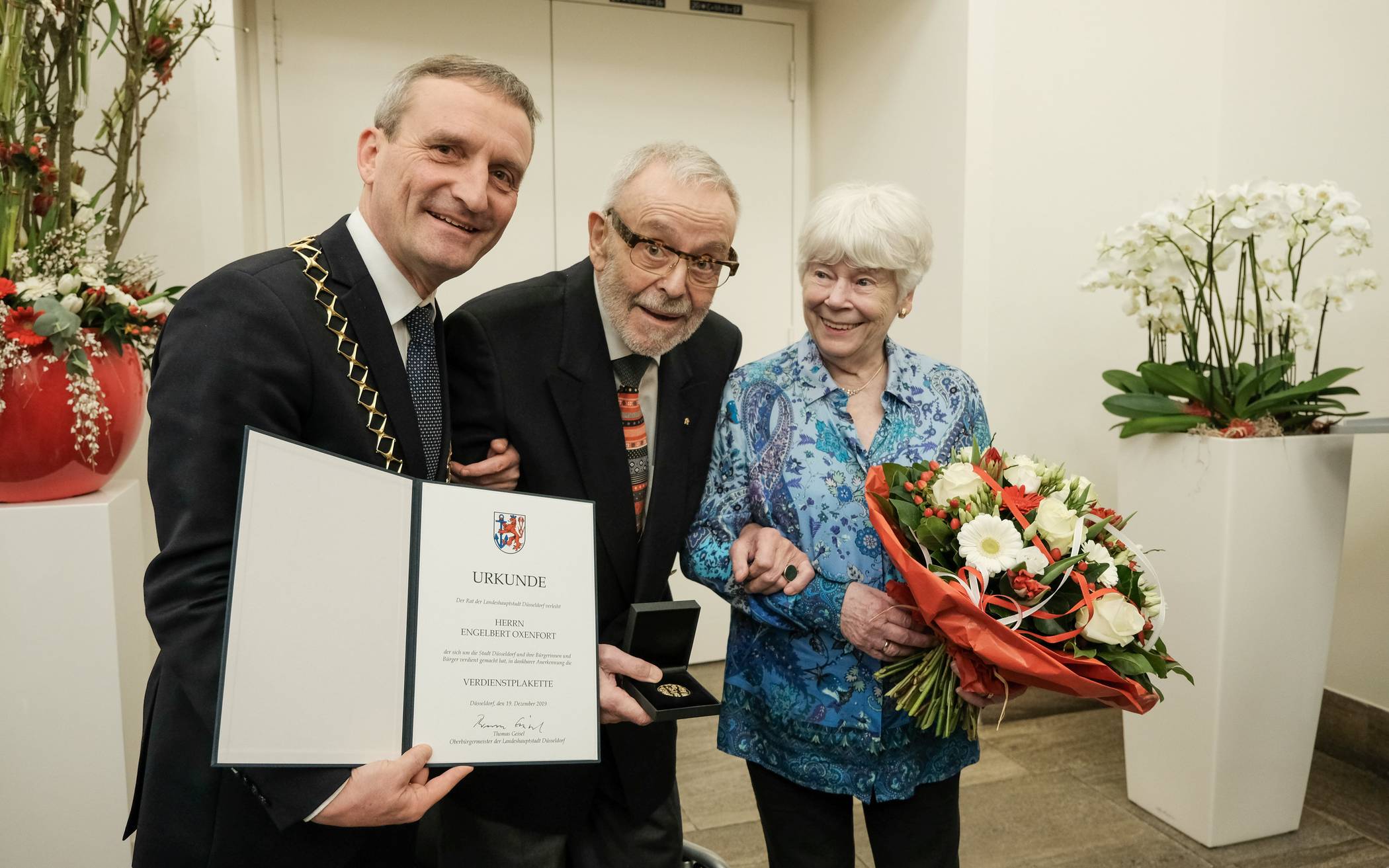  Oberbürgermeister Thomas Geisel überreichte die Verdienstplakette der Landeshauptstadt an Engelbert Oxenfort. Blumen gab es für Ehefrau Hildegard Oxenfort. 