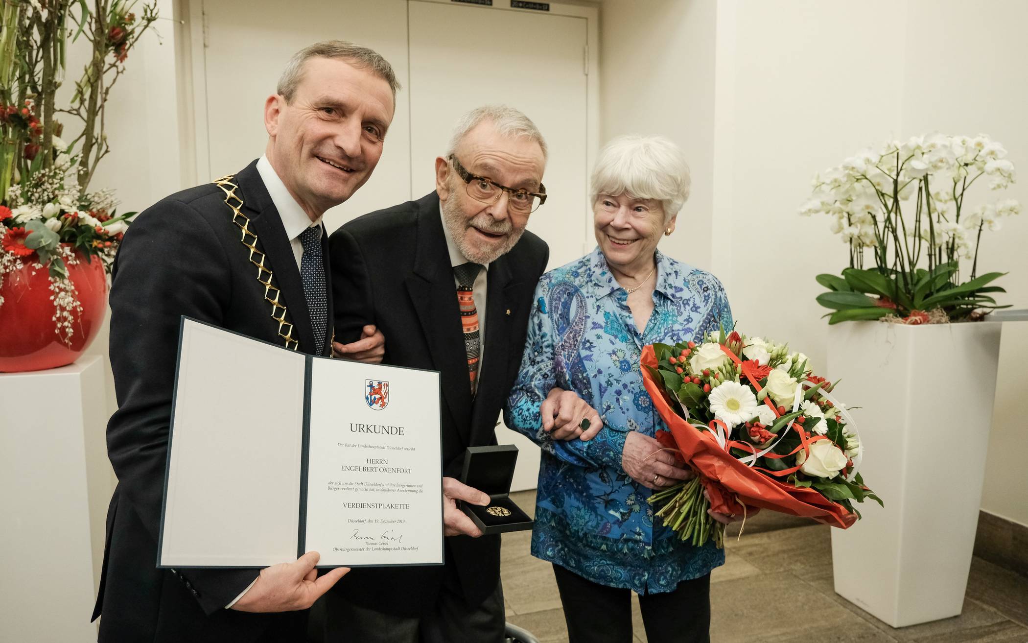 Oberbürgermeister Thomas Geisel überreichte die Verdienstplakette