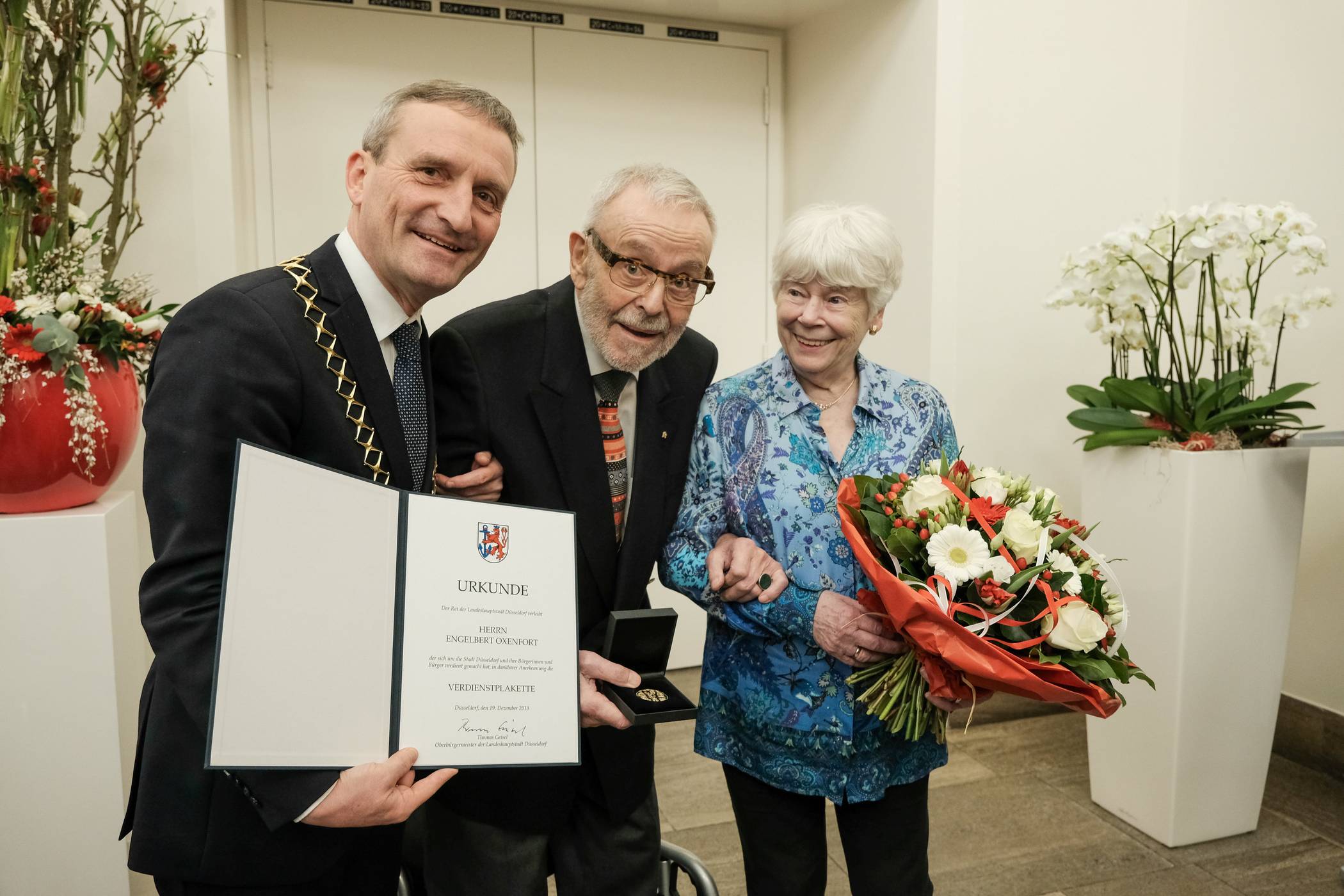 Oberbürgermeister Thomas Geisel überreichte die Verdienstplakette der Landeshauptstadt an Engelbert Oxenfort. Blumen gab es für Ehefrau Hildegard Oxenfort. 