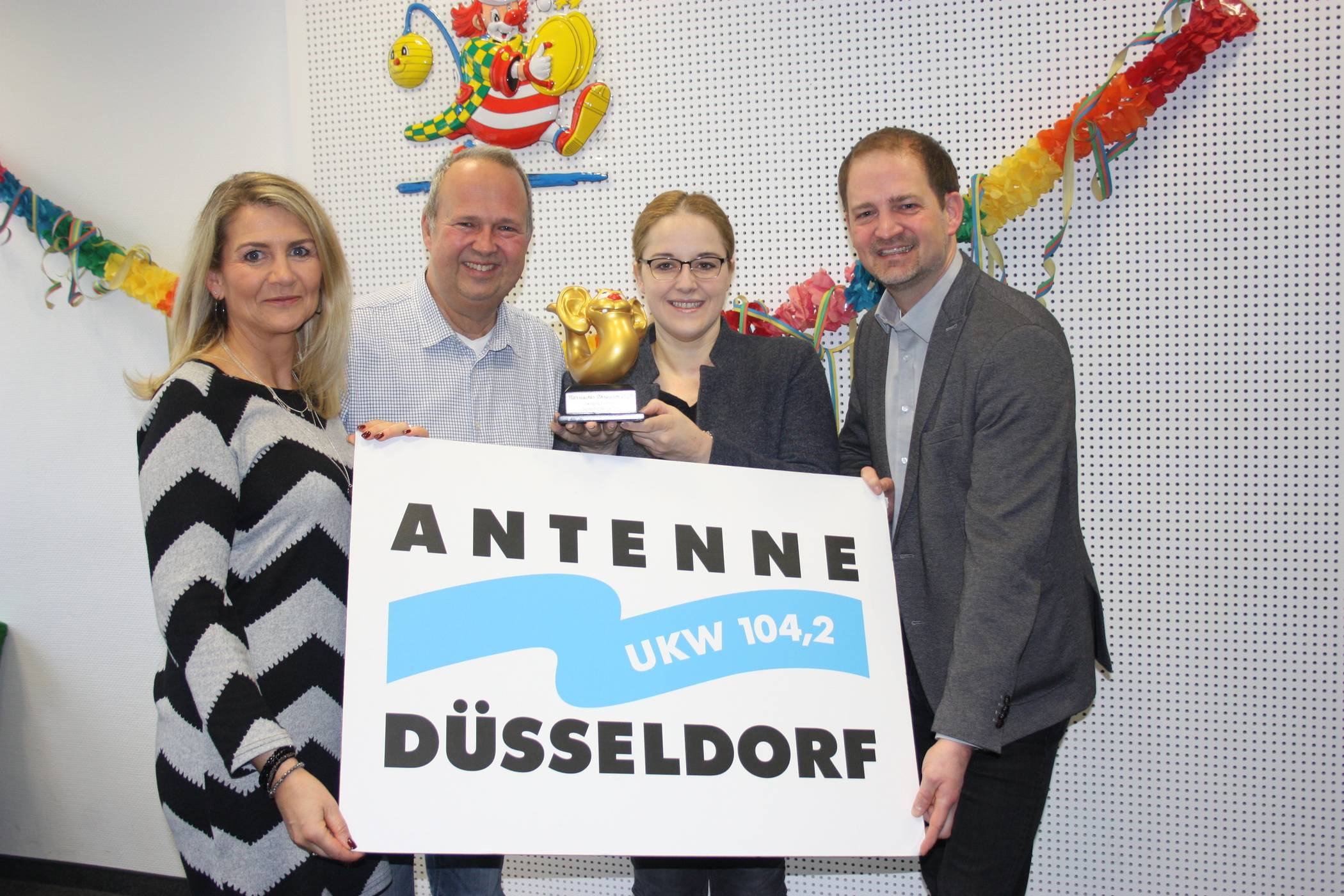  Stefan Kleinehr (2. v. l.) und Sängerin Daniela Gefgen (2. v. r.) von den „Swinging Funfares“ freuen sich über den Gewinn des „Närrischen Ohrwurms“ 2020 bei Antenne Düsseldorf. Erste Gratulanten des Radiosenders waren Claudia Monréal und Christian Zeelen. 