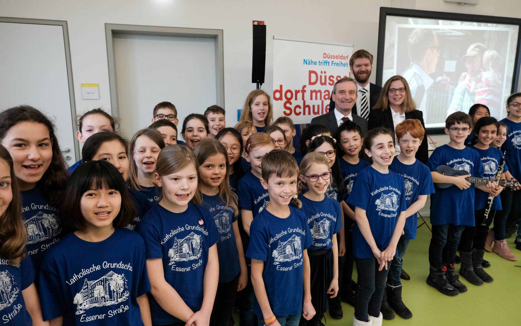  Oberbürgermeister Thomas Geisel eröffnete zusammen mit Florian Dirszus, stellvertretender Amtsleiter Schulverwaltungsamt, und Schulleiterin Natascha Dörner die neuen Räume der Katholischen Grundschule Essener Straße. 