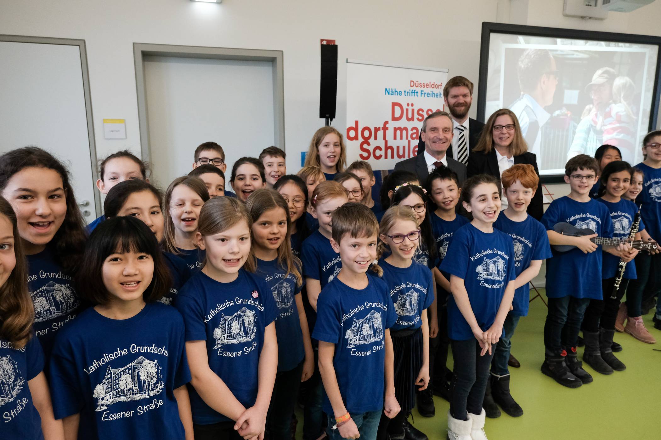  Oberbürgermeister Thomas Geisel eröffnete zusammen mit Florian Dirszus, stellvertretender Amtsleiter Schulverwaltungsamt, und Schulleiterin Natascha Dörner die neuen Räume der Katholischen Grundschule Essener Straße. 