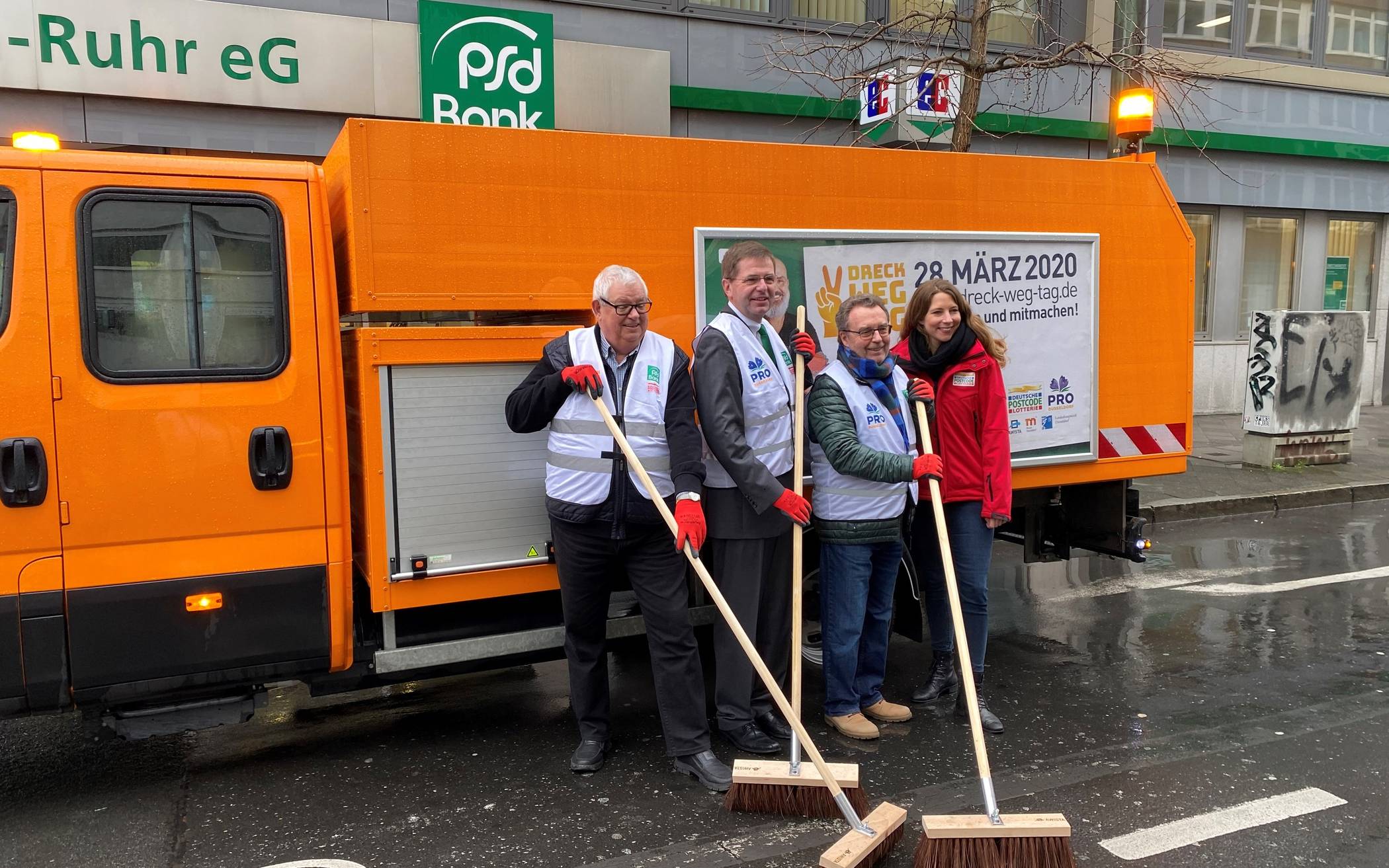  Startklar für das große Saubermachen: (v. l.) Ingo Lentz (Pro Düsseldorf), August-Wilhelm Albert (PSD Bank), Dr. Klaus Vorgang (Pro Düsseldorf) und Janina Stanton vom DWT-Partner Deutsche Postcode Lotterie. 