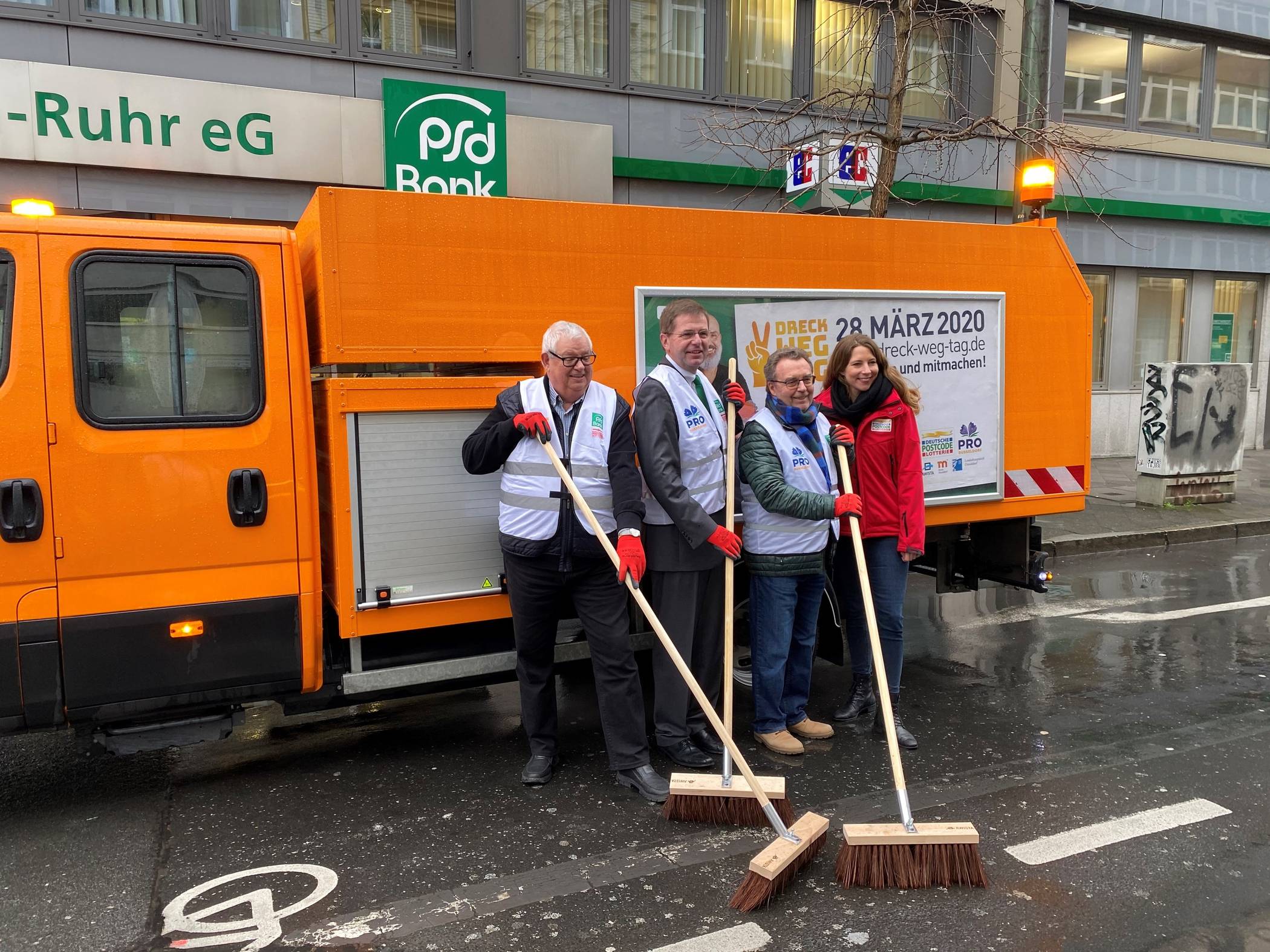  Startklar für das große Saubermachen: (v. l.) Ingo Lentz (Pro Düsseldorf), August-Wilhelm Albert (PSD Bank), Dr. Klaus Vorgang (Pro Düsseldorf) und Janina Stanton vom DWT-Partner Deutsche Postcode Lotterie. 