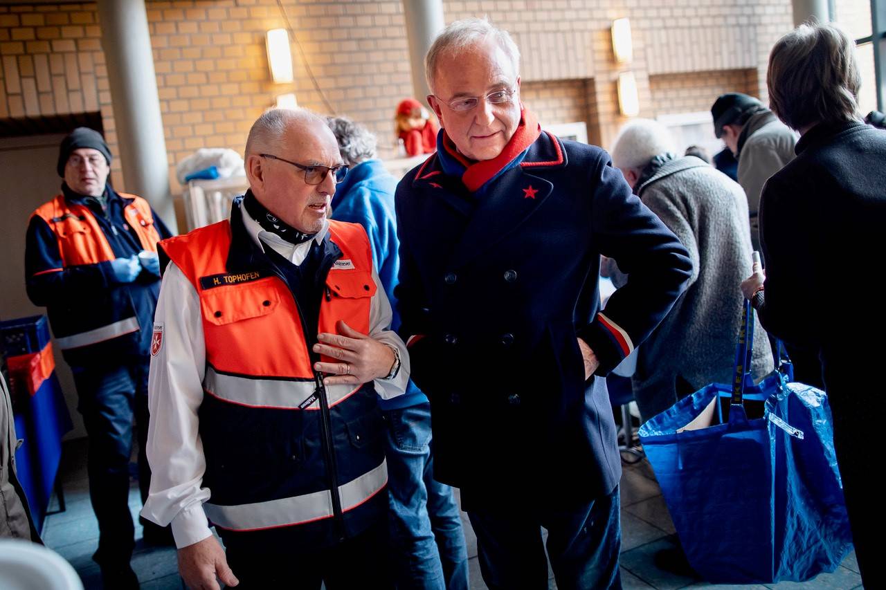  Hans Tophofen von den Maltesern (links) mit Heinz-Richard Heinemann, Mitglied des Stiftungs-Kuratoriums. Foto: Schaffrath Stiftung 