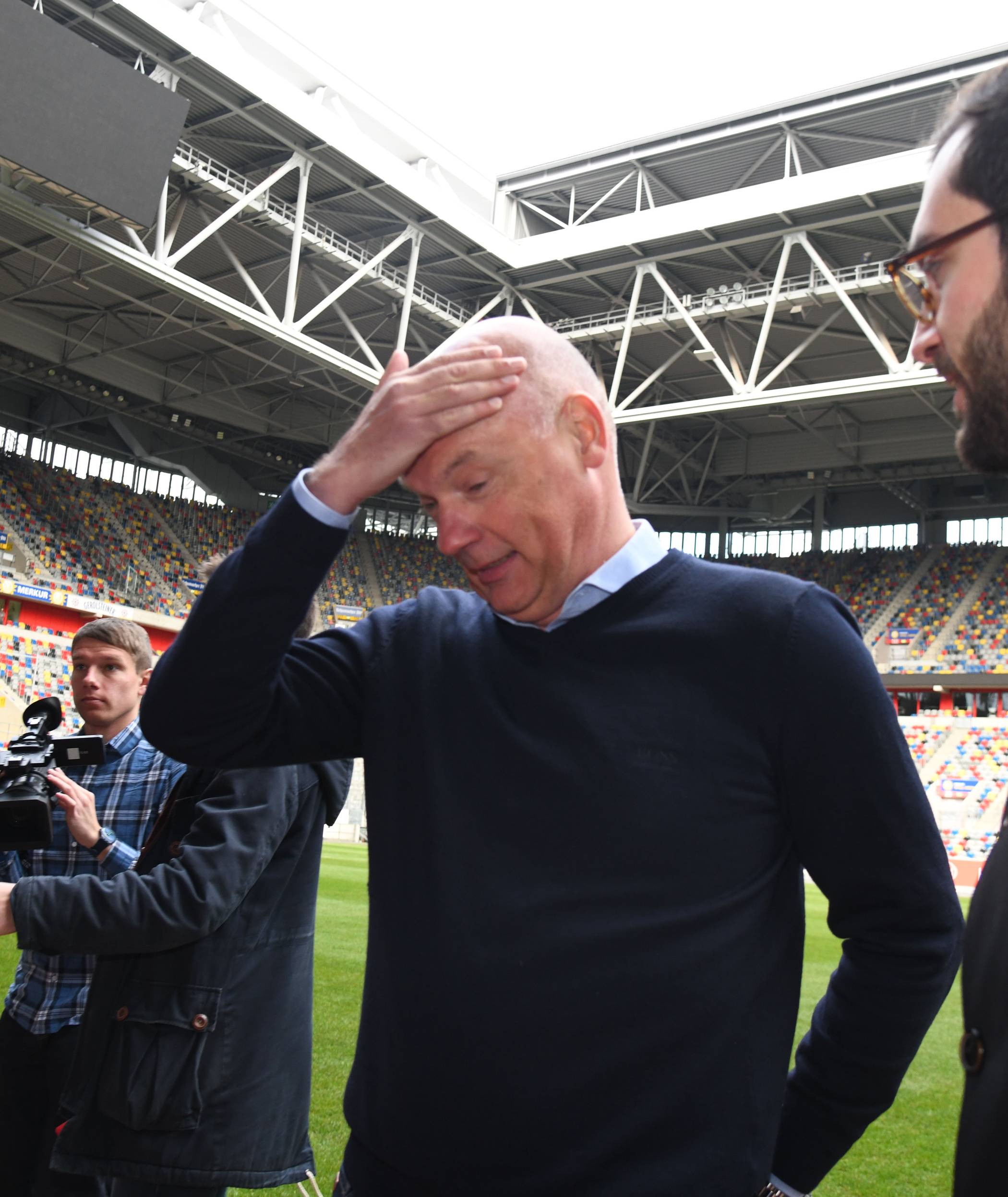  Das hältst du doch im Kopf nicht aus - Fortuna-Coach Uwe Rösler muss sich vorerst an leere Ränge in der Merkur Spielearena gewöhnen. Doch was passiert mit schon gekauften Karten? 