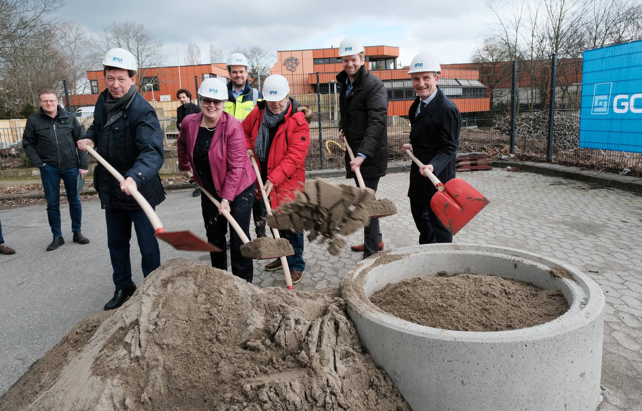  Grundsteinlegung an der Carl-Benz-Realschule.  Foto: Stadt/ Michael Gstettenbauer 