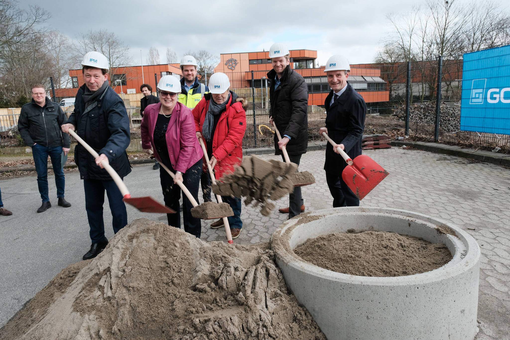  Grundsteinlegung an der Carl-Benz-Realschule.  Foto: Stadt/ Michael Gstettenbauer 