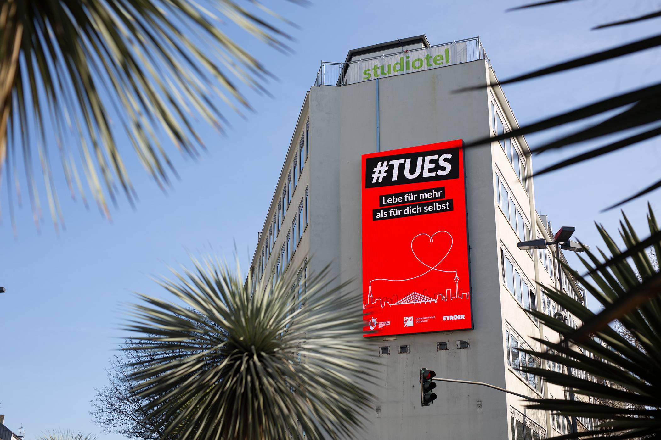  Ab sofort macht eine stadtweite Außenwerbekampagne der Stadt Düsseldorf, des Medienhauses Ströer und der Initiative „Verändere deine Stadt“ auf die Arbeit der Initiative aufmerksam.  Foto: Leonard von Bibra 