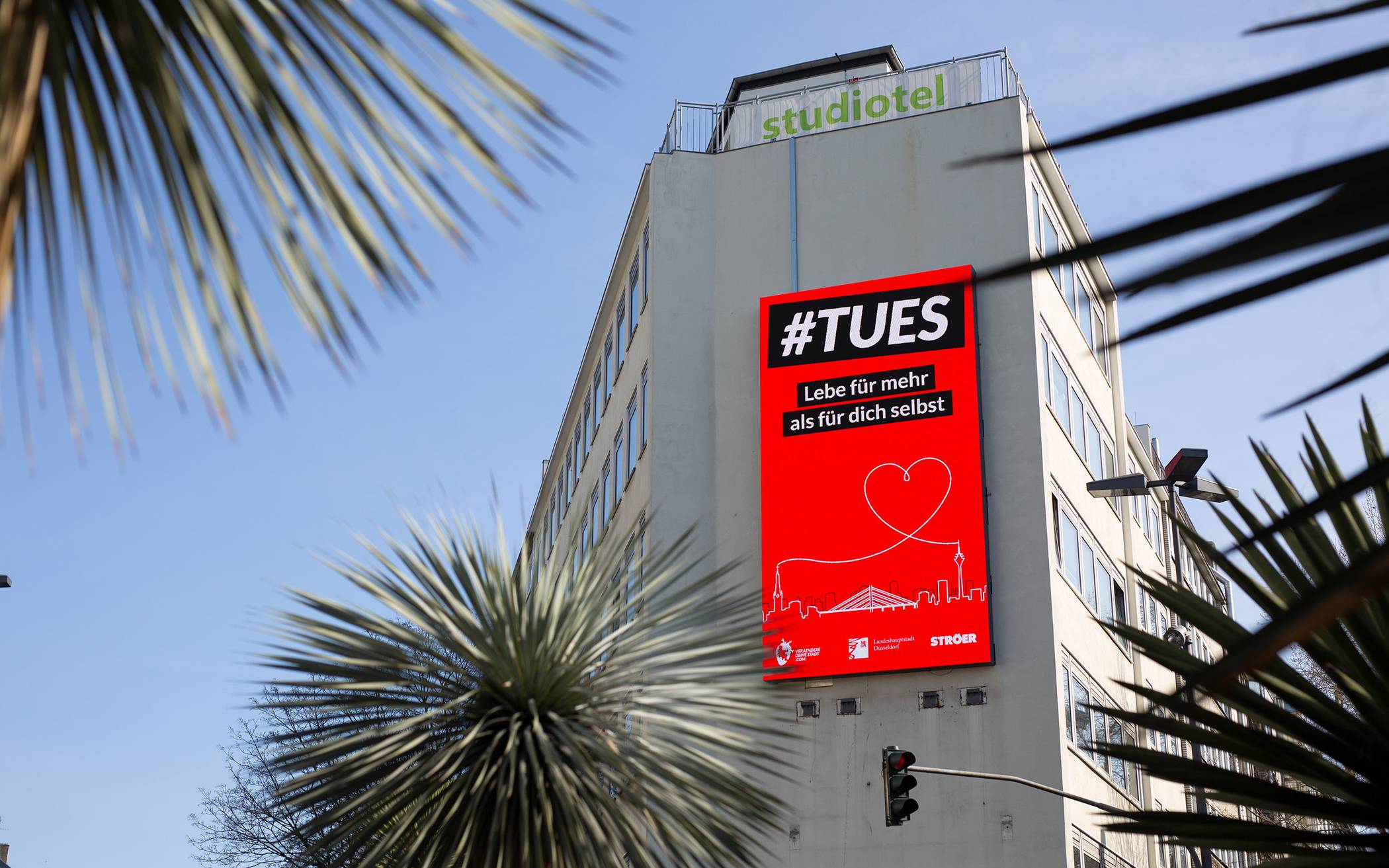  Ab sofort macht eine stadtweite Außenwerbekampagne der Stadt Düsseldorf, des Medienhauses Ströer und der Initiative „Verändere deine Stadt“ auf die Arbeit der Initiative aufmerksam.  Foto: Leonard von Bibra 