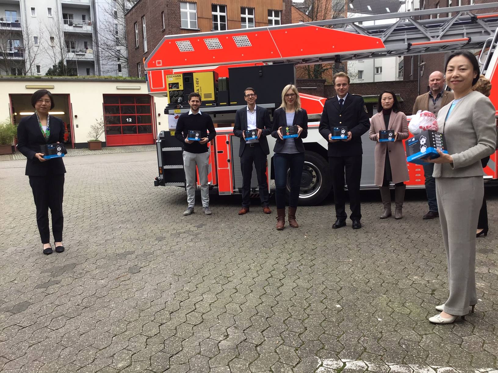  Firmenvertreter der Tochtergesellschaft in Düsseldorf übergaben die Schutzmasken an Feuerwehrchef David von der Lieth. 