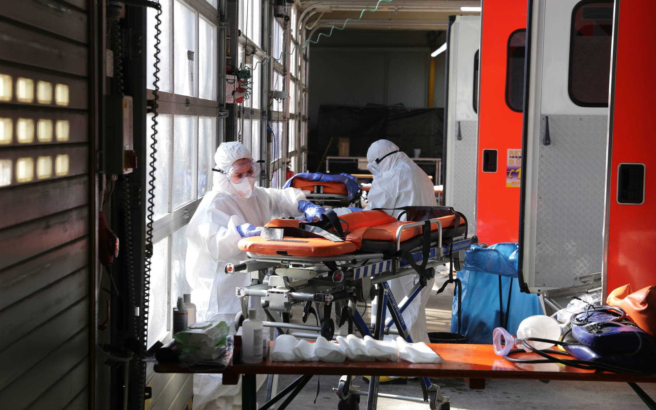  An der Feuerwache Umweltschutz und technischer Dienst an der Posener Straße wurde ein neuer, zentraler Standort für die fachgerechte Desinfektion der Rettungsdienstfahrzeuge eingerichtet. Die Desinfektion steht 24 Stunden am Tag zur Verfügung, 