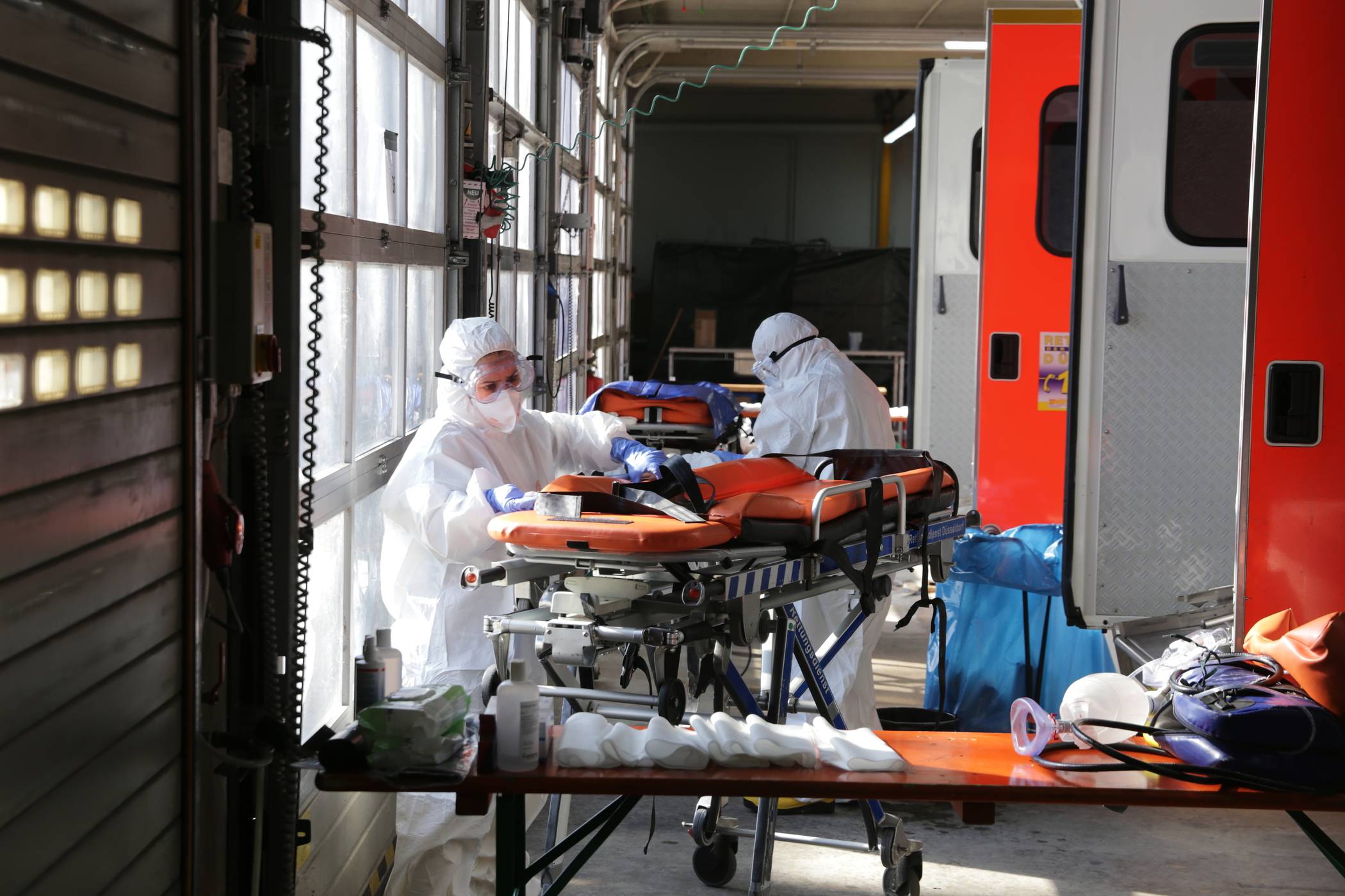  An der Feuerwache Umweltschutz und technischer Dienst an der Posener Straße wurde ein neuer, zentraler Standort für die fachgerechte Desinfektion der Rettungsdienstfahrzeuge eingerichtet. Die Desinfektion steht 24 Stunden am Tag zur Verfügung, 