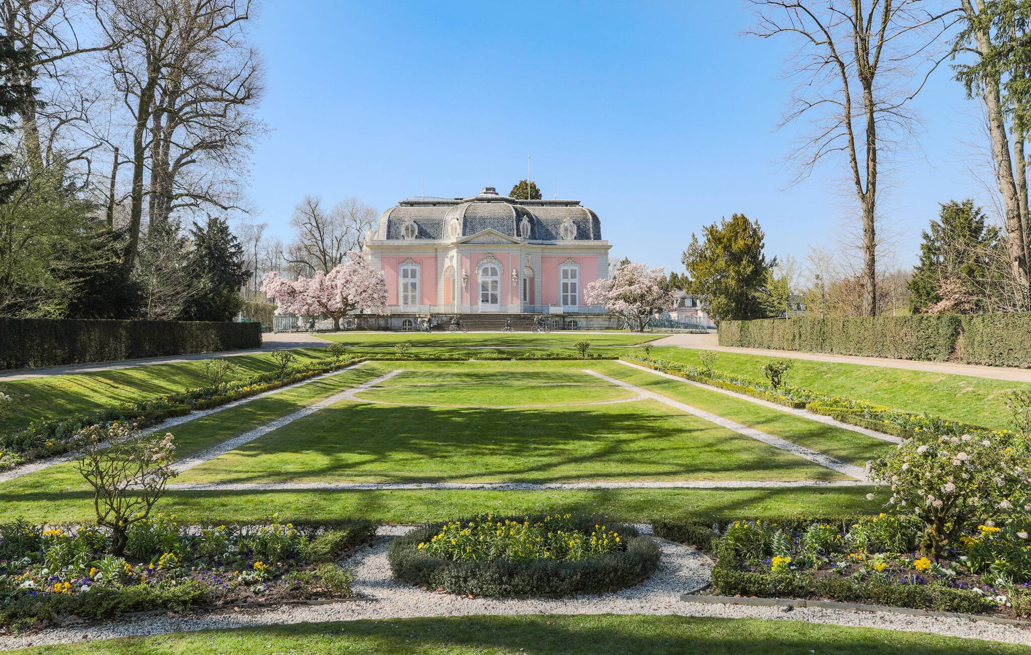  Den Schlosspark Benrath - mit dem Französischen Garten, dem Parterregarten, der Bartschüssel und dem Blumengarten - zieren 60.900 Frühlingsblüher. 