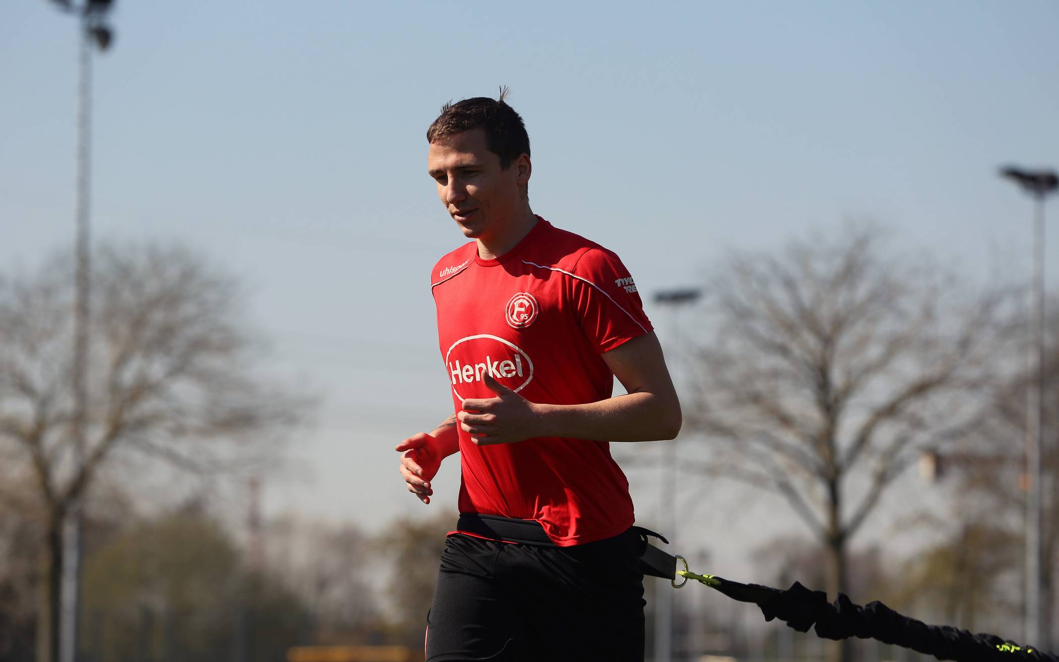  Kleingruppen-Training bei Fortuna Düsseldorf. Mittelfeldspieler Marcel Sobottka bereitet sich wie seine Fußballprofi-Kollegen auf den möglichen Tag X vor. Foto: Fortuna Düsseldorf 