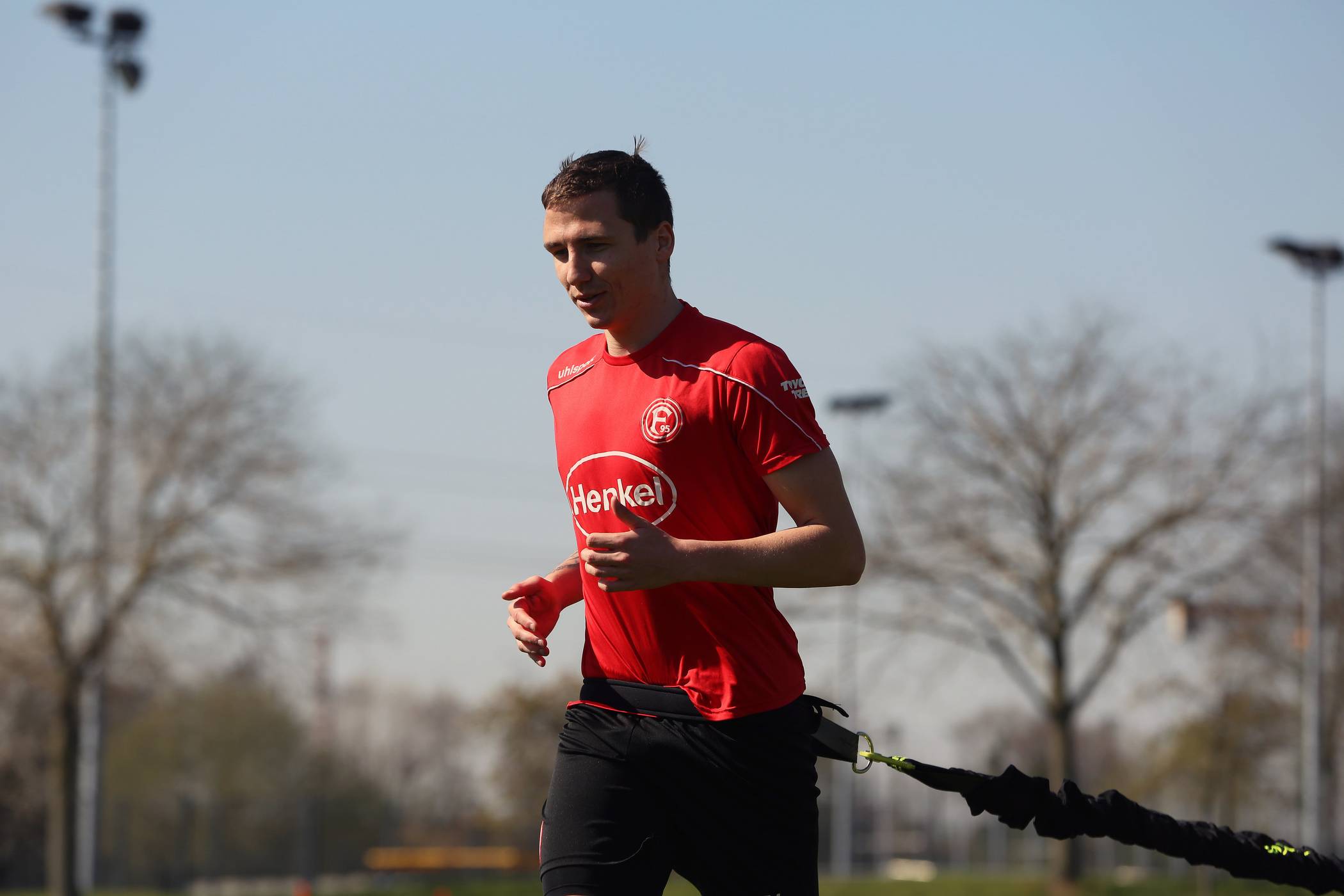  Kleingruppen-Training bei Fortuna Düsseldorf. Mittelfeldspieler Marcel Sobottka bereitet sich wie seine Fußballprofi-Kollegen auf den möglichen Tag X vor. Foto: Fortuna Düsseldorf 