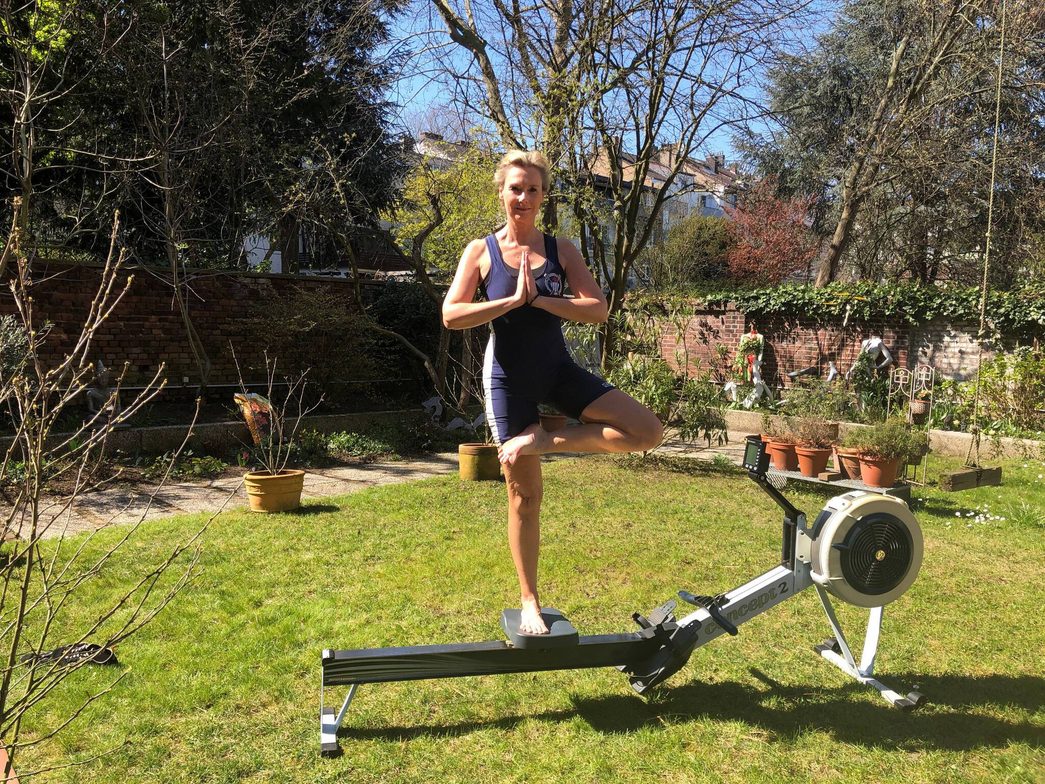  Bleibt in Form: Kathrin Schmack beim Training im heimischen Garten. 