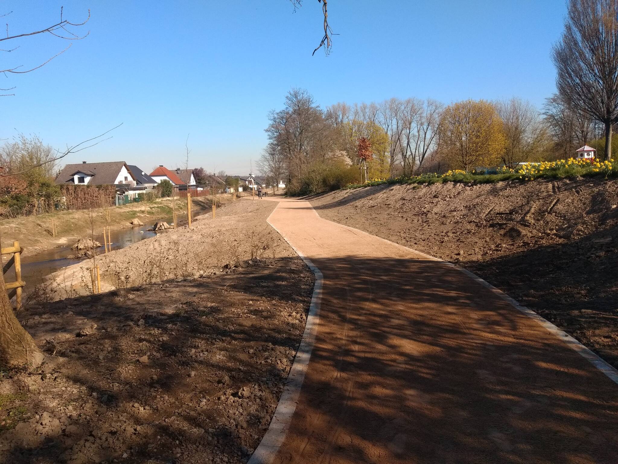 Der neue Weg an der Südlichen Düssel lädt wasser- und naturnah zum Spazieren ein.   Foto: Stadtentwässerungsbetrieb 