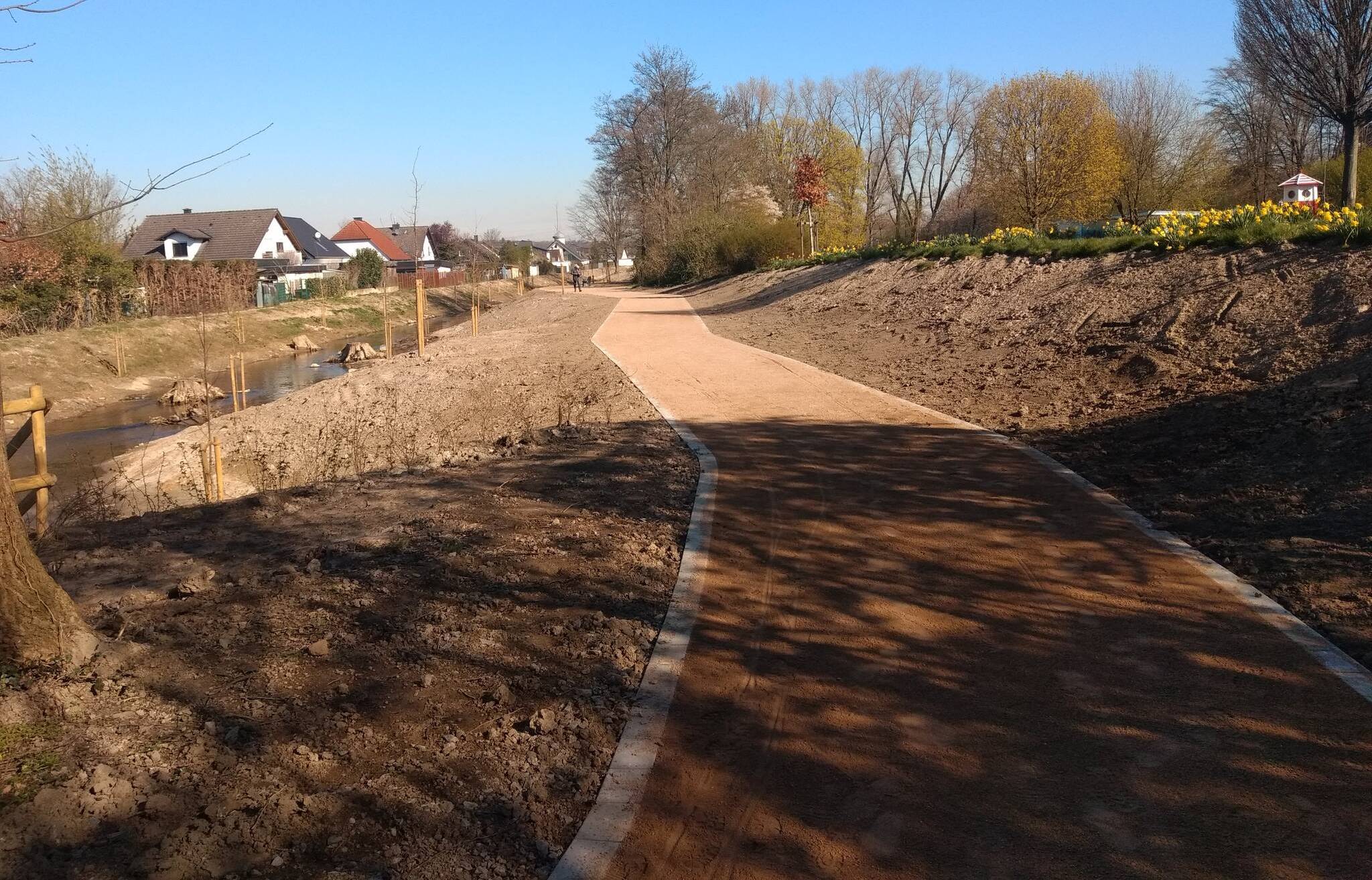  Der neue Weg an der Südlichen Düssel lädt wasser- und naturnah zum Spazieren ein.   Foto: Stadtentwässerungsbetrieb 