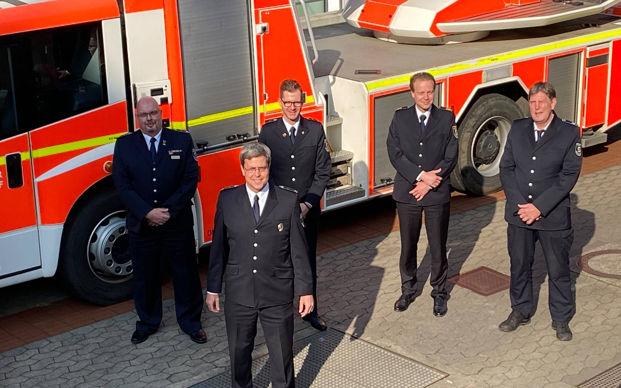  Der neue Sprecher der Freiwilligen Feuerwehr, Felix Heidemeyer (vorne), mit seinen Stellvertretern Herbert Goldbrunner und Bastian Heckmann, Feuerwehrchef David von der Lieth sowie dem ehemaligen Sprecher Kaspar Hilger (v.l.).   Foto. Feuerwehr Stadt Düsseldorf 