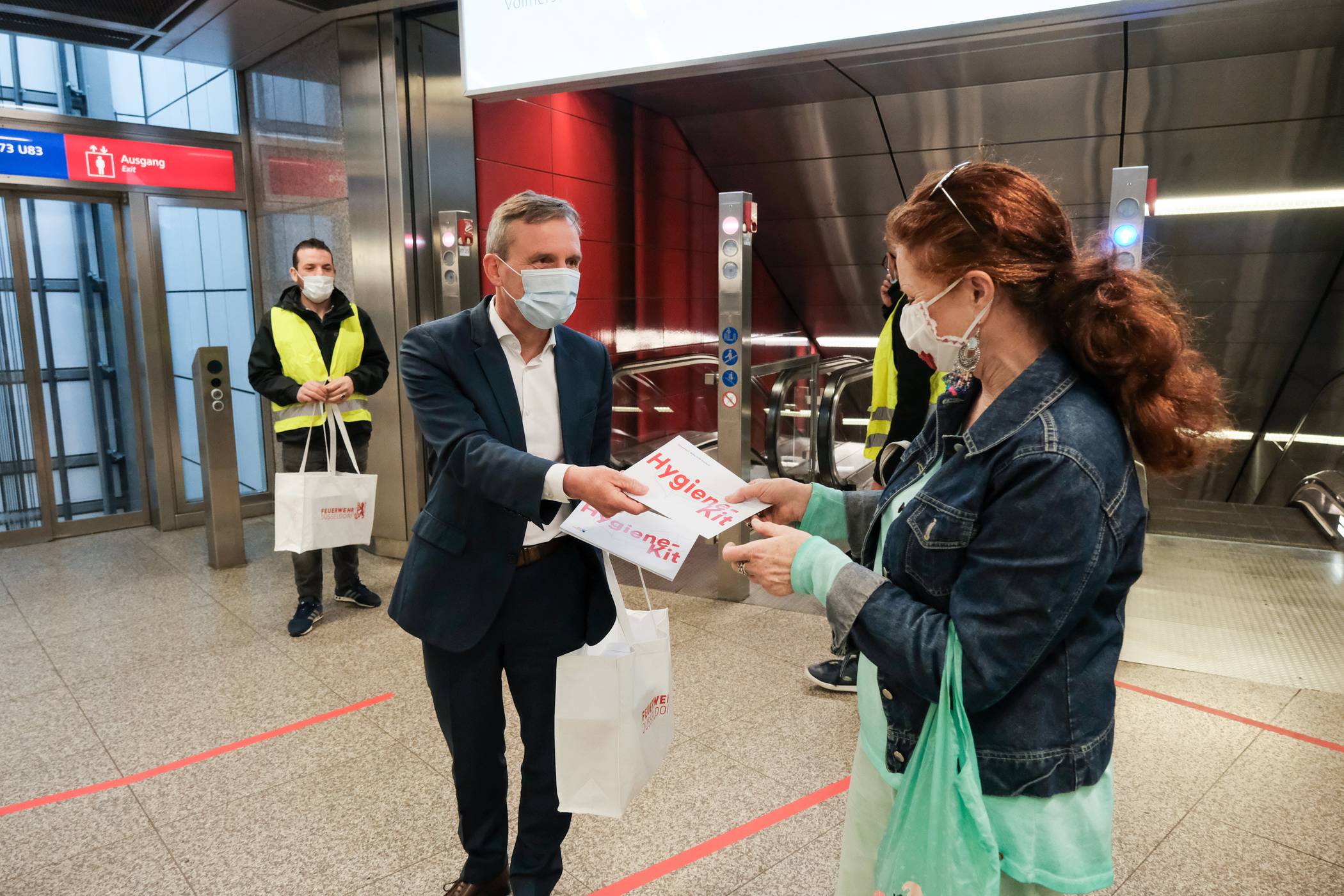  Thomas Geisel verteilt Schutzmasken für die Rheinbahn Fahrgäste. 