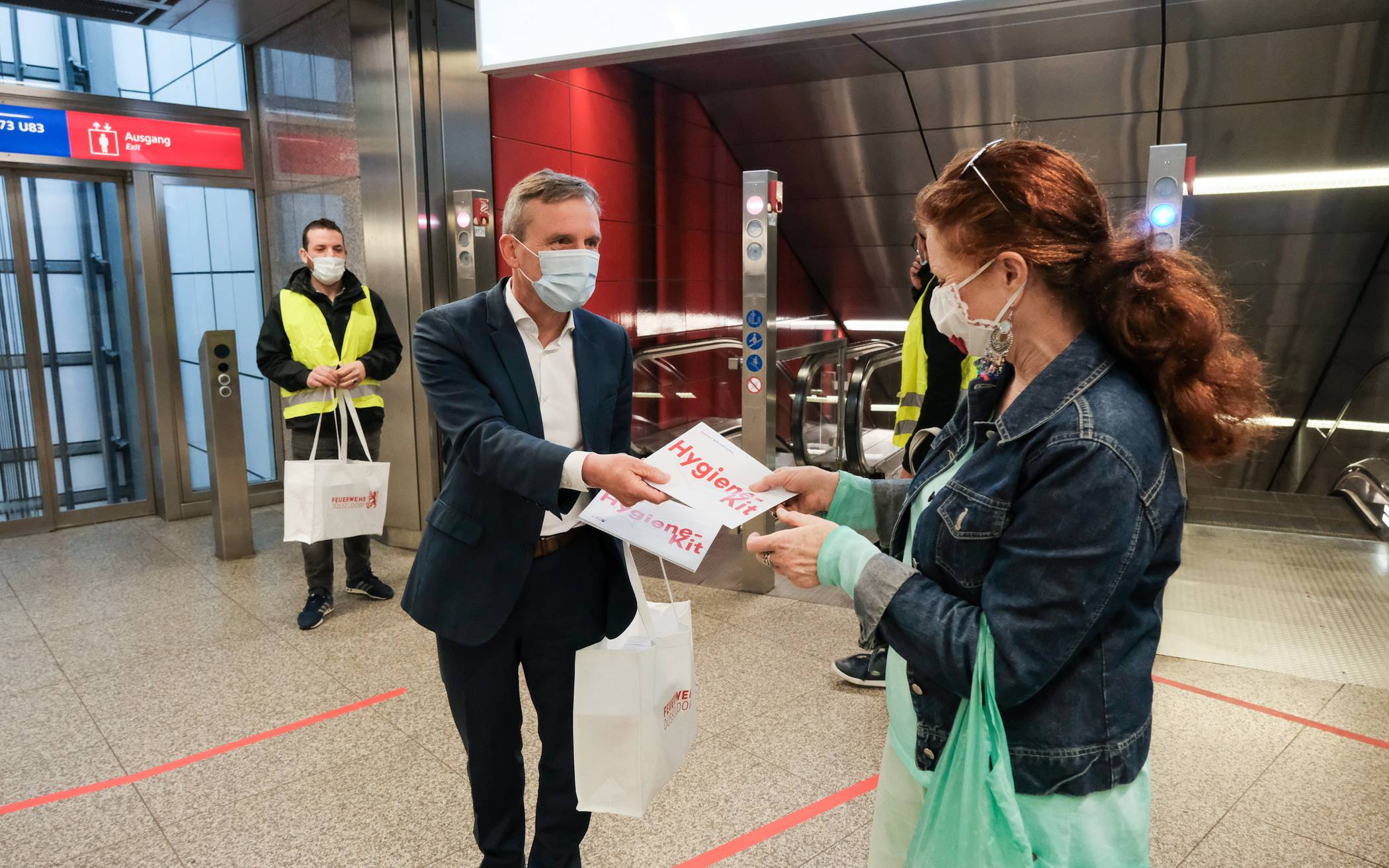 Thomas Geisel verteilt Schutzmasken für die