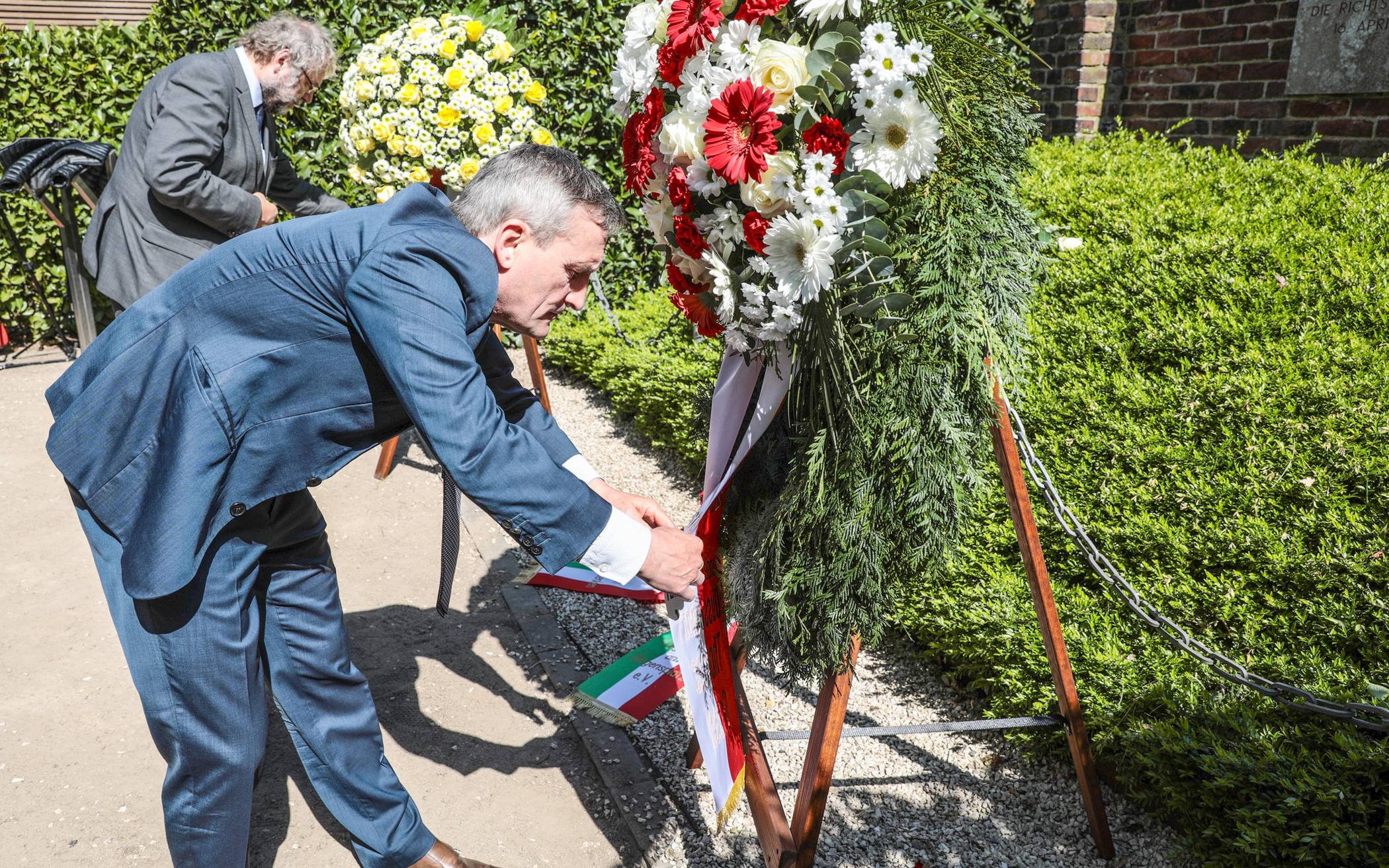  Unter Ausschluss der Öffentlichkeit und unter Einhaltung der derzeit geltenden Abstandsregeln legten OB Thomas Geisel und Polizeipräsident Norbert Wesseler einen Kranz am Mahnmal Anton-Betz-Straße nieder. Foto: Stadt/ Melanie Zanin 