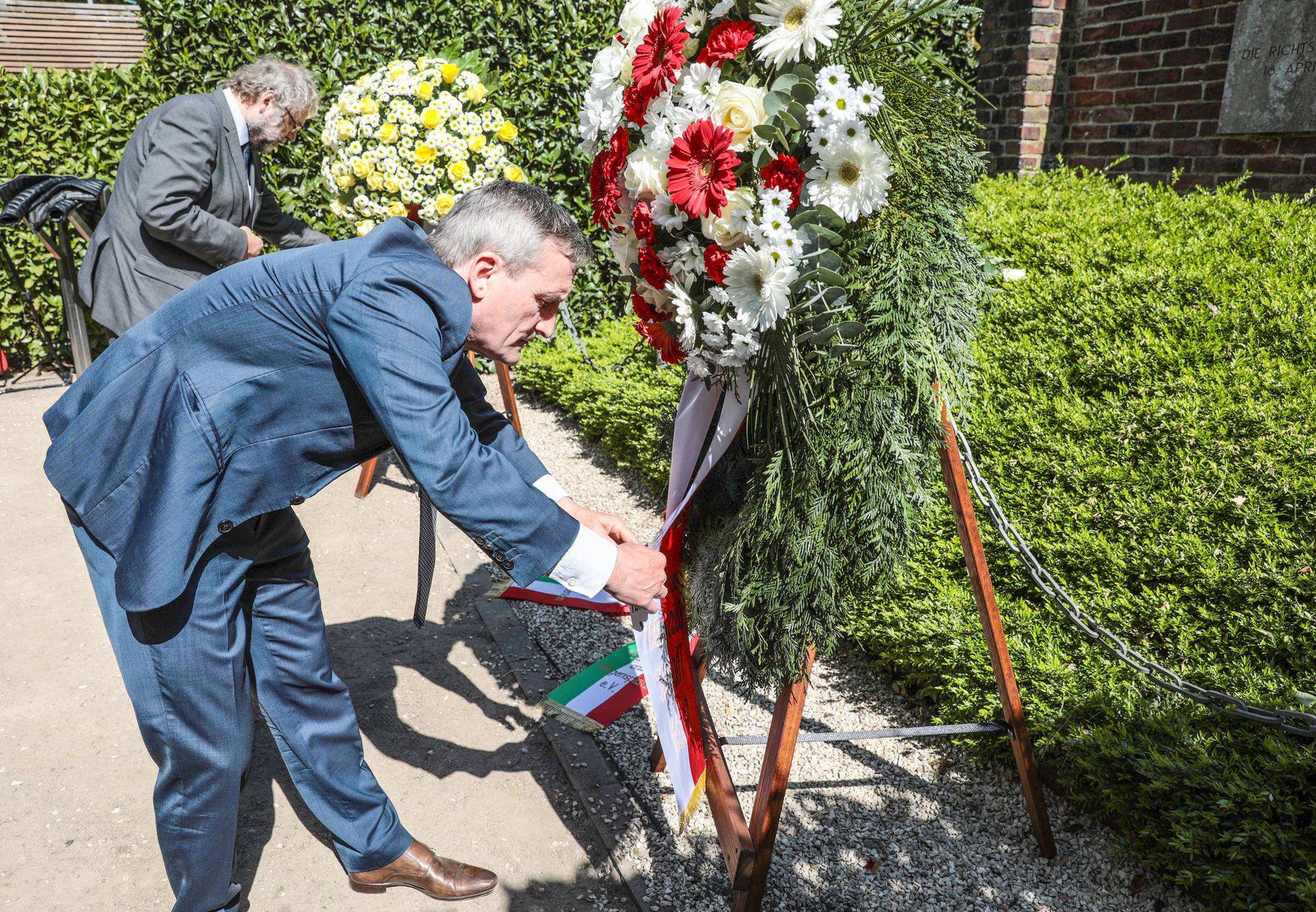  Unter Ausschluss der Öffentlichkeit und unter Einhaltung der derzeit geltenden Abstandsregeln legten OB Thomas Geisel und Polizeipräsident Norbert Wesseler einen Kranz am Mahnmal Anton-Betz-Straße nieder. Foto: Stadt/ Melanie Zanin 