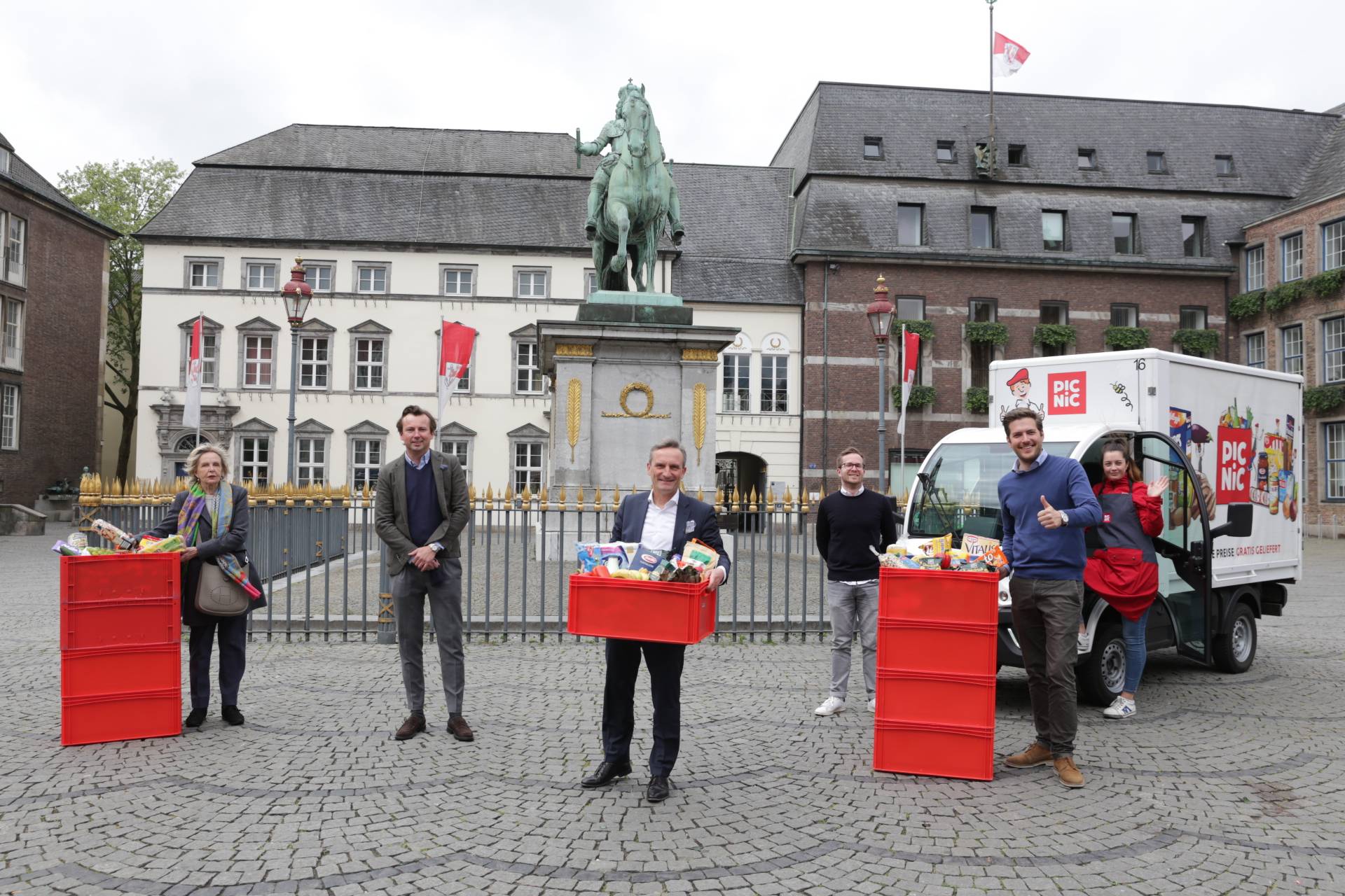  Oberbürgermeister Thomas Geisel (Mitte, mit Kiste in der Hand) übergab am Mittwoch, 29. April, mehrere Kisten mit Lebensmitteln, eine Spende der Firma Picnic, an die Düsseldorfer Tafel. 