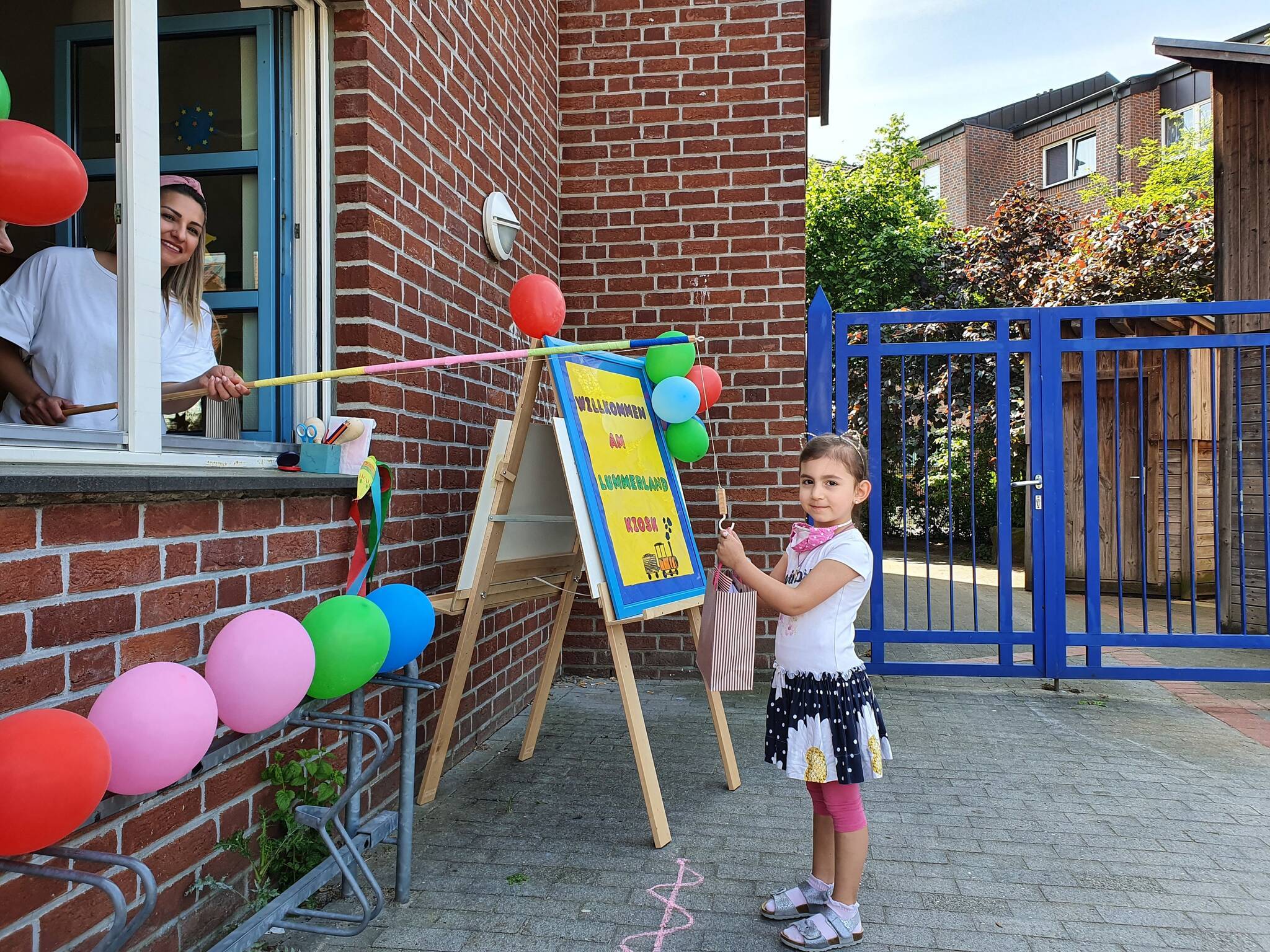  In der Kita Lummerland wurden die Tüten kontaktlos mit Hilfe einer Angel an die Kinder übergeben. 